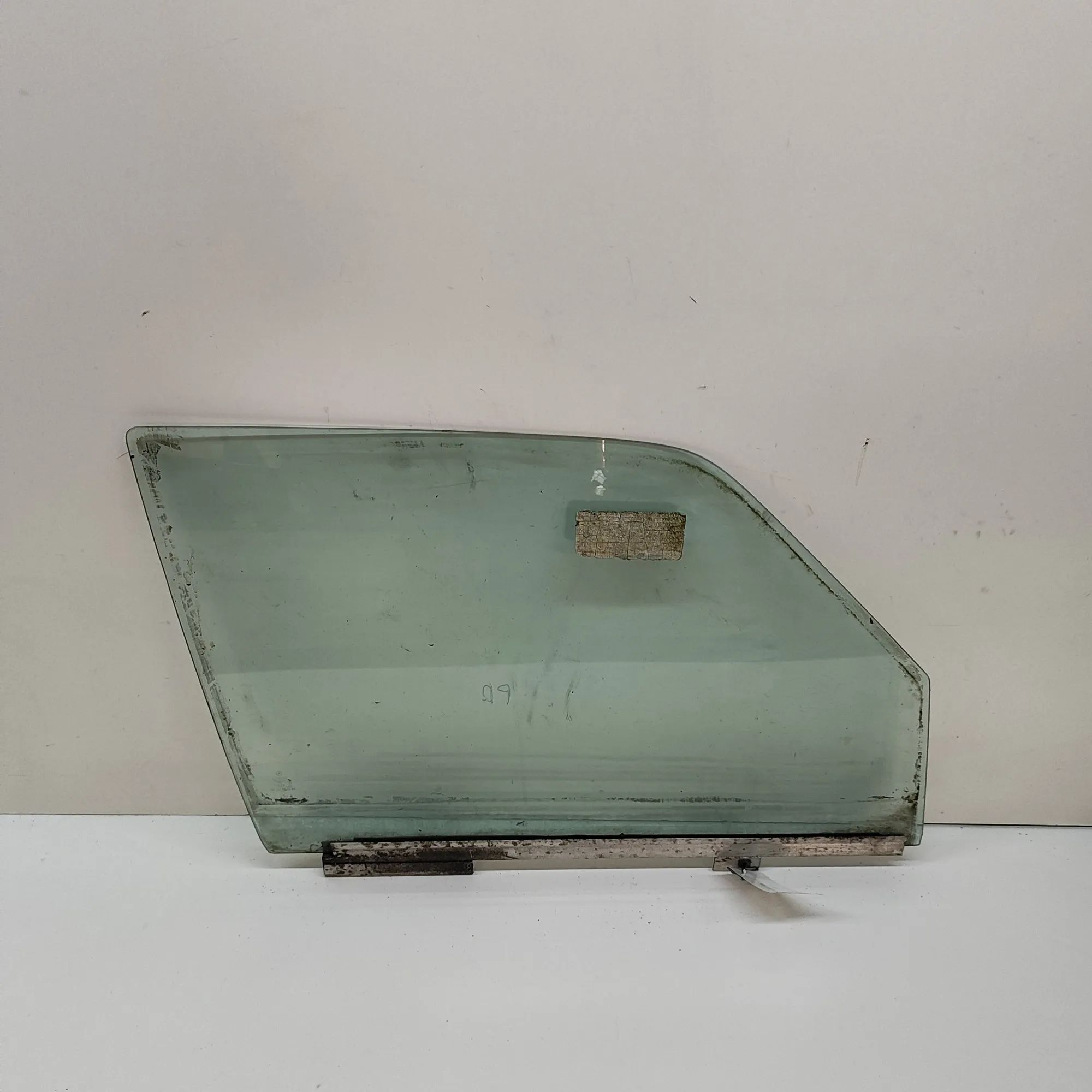 Mercedes-Benz 200 - 300 (W123) Front Right Door Window Front Right Door Window — MERCEDES BENZ S-CLASS...