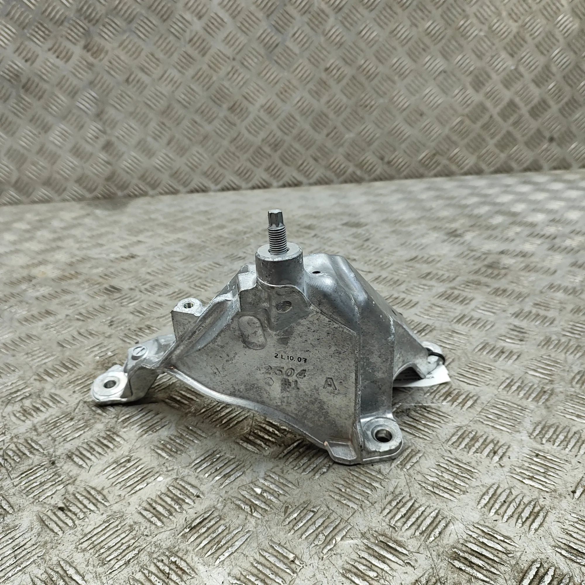 Lexus RX Left Side Engine Bracket Left Side Engine Bracket — LEXUS RX (_LA1_, _LH...
