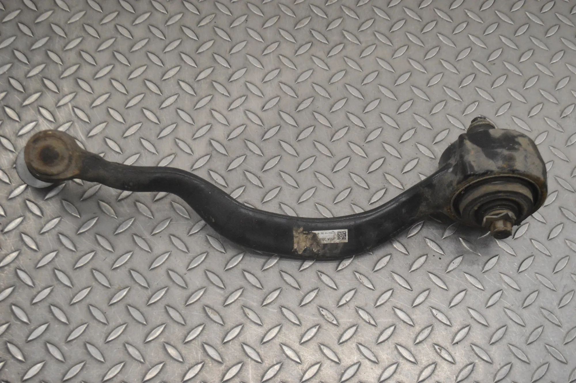 Land Rover Range Rover (L405) Front Left Curved Control Arm Front Left Curved Control Arm — LAND ROVER RANG...