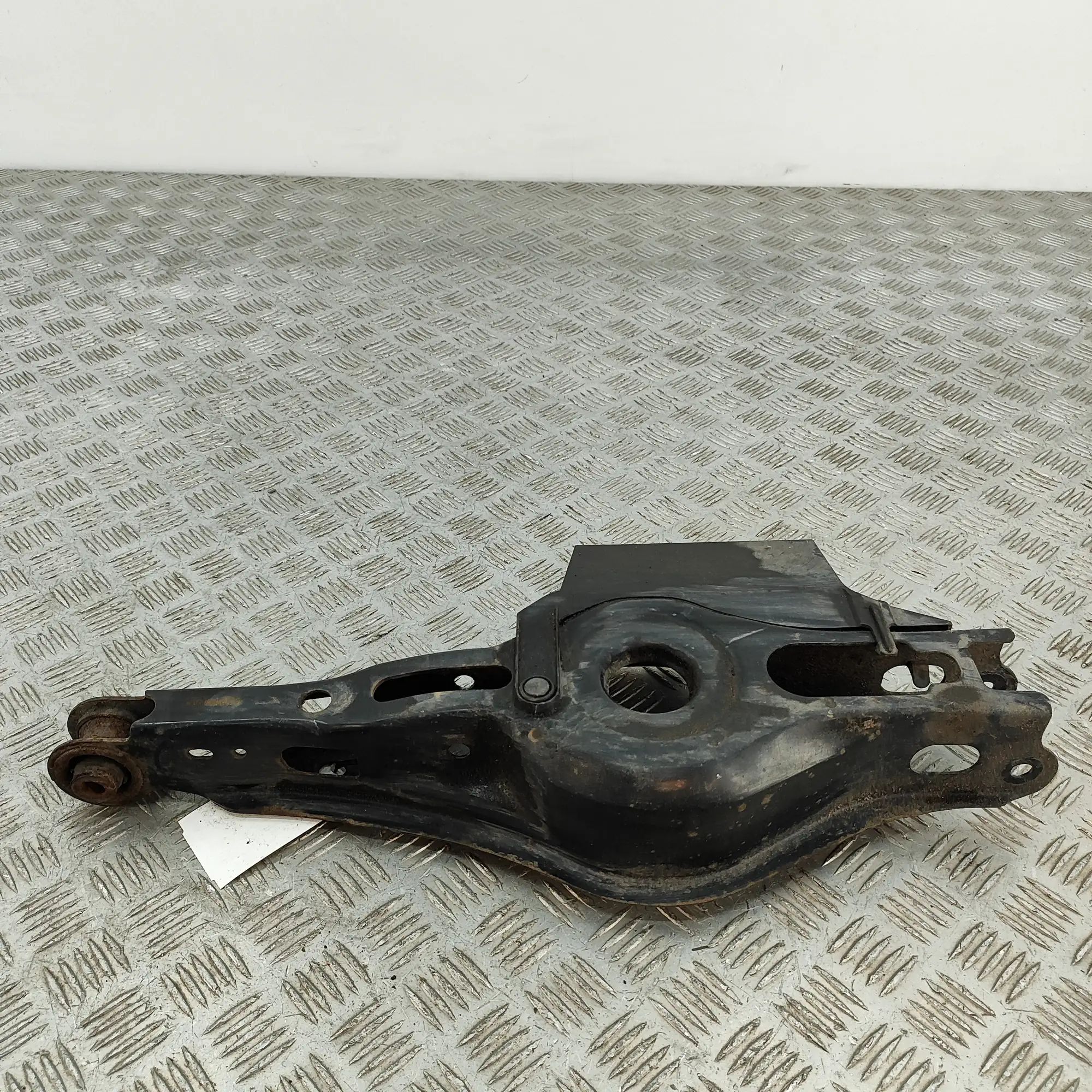Lexus NX Rear Right Lower Control Arm Rear Right Lower Control Arm — LEXUS NX (II _A2...