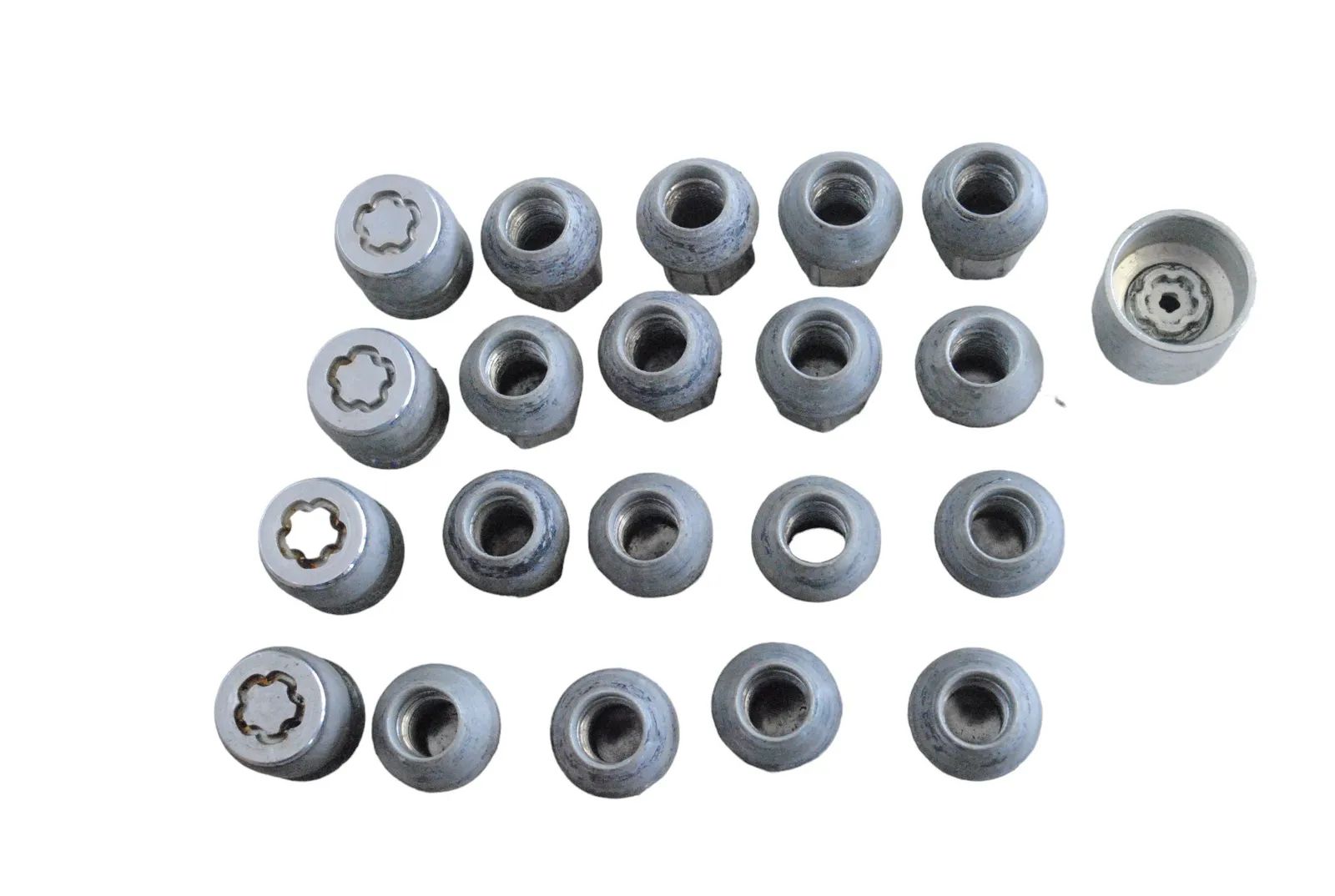 Jaguar E-Pace Wheel Screws Kit