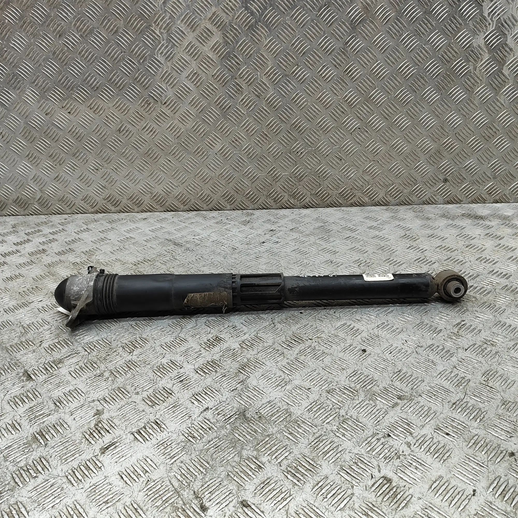 Seat Tarraco Shock absorber — rear left Shock absorber — rear left — SEAT TARRACO (KN2)...