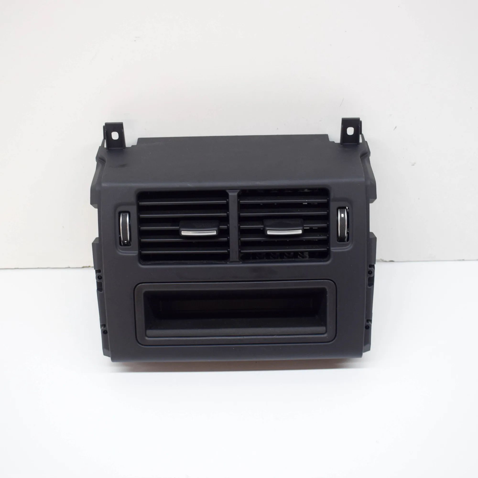 Land Rover Discovery Centre console air vent Centre console air vent — LAND ROVER DISCOVERY ...