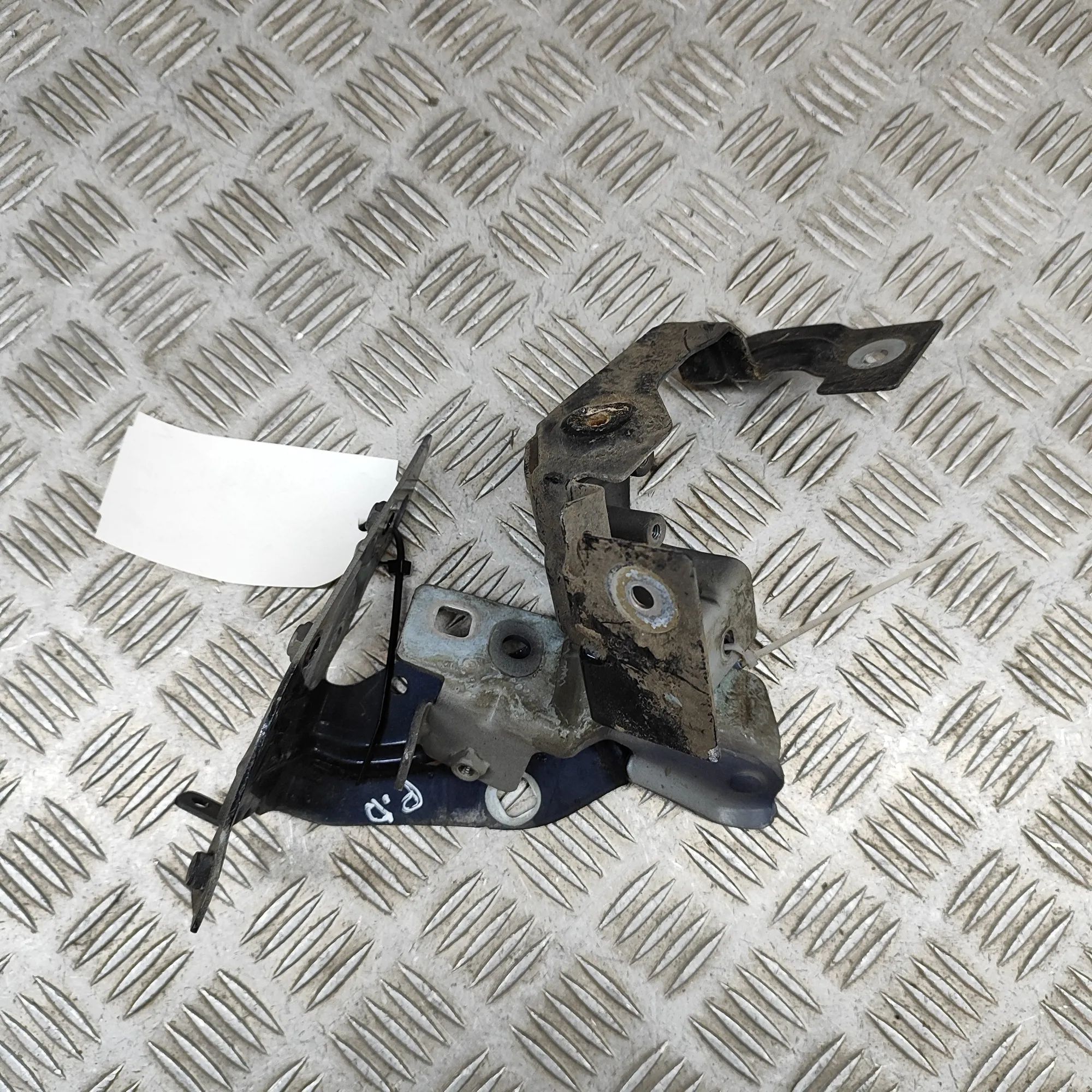 Land Rover Discovery Sport Fender bracket — front right Fender bracket — front right — LAND ROVER DISCO...