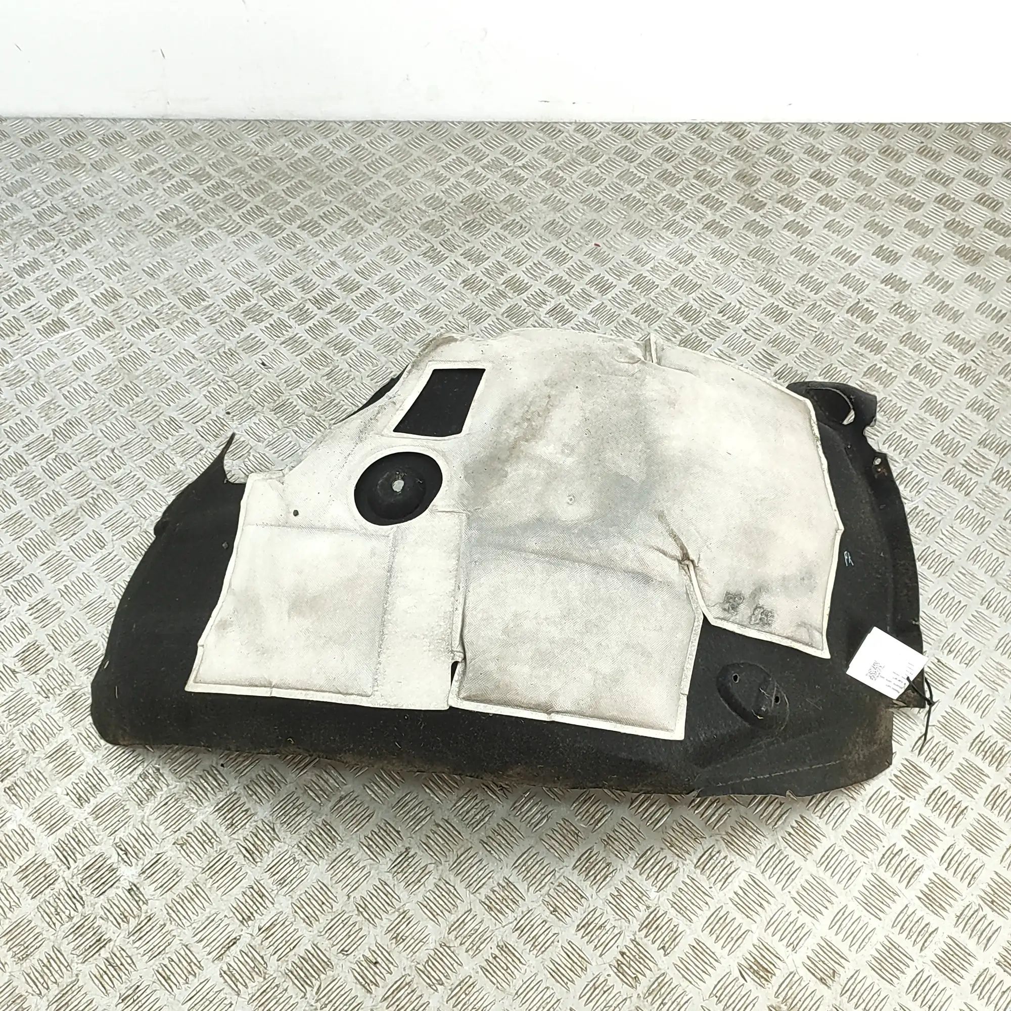 Land Rover Discovery Wheel arch liner — front — left — rear section Wheel arch liner — front — left — rear section ...