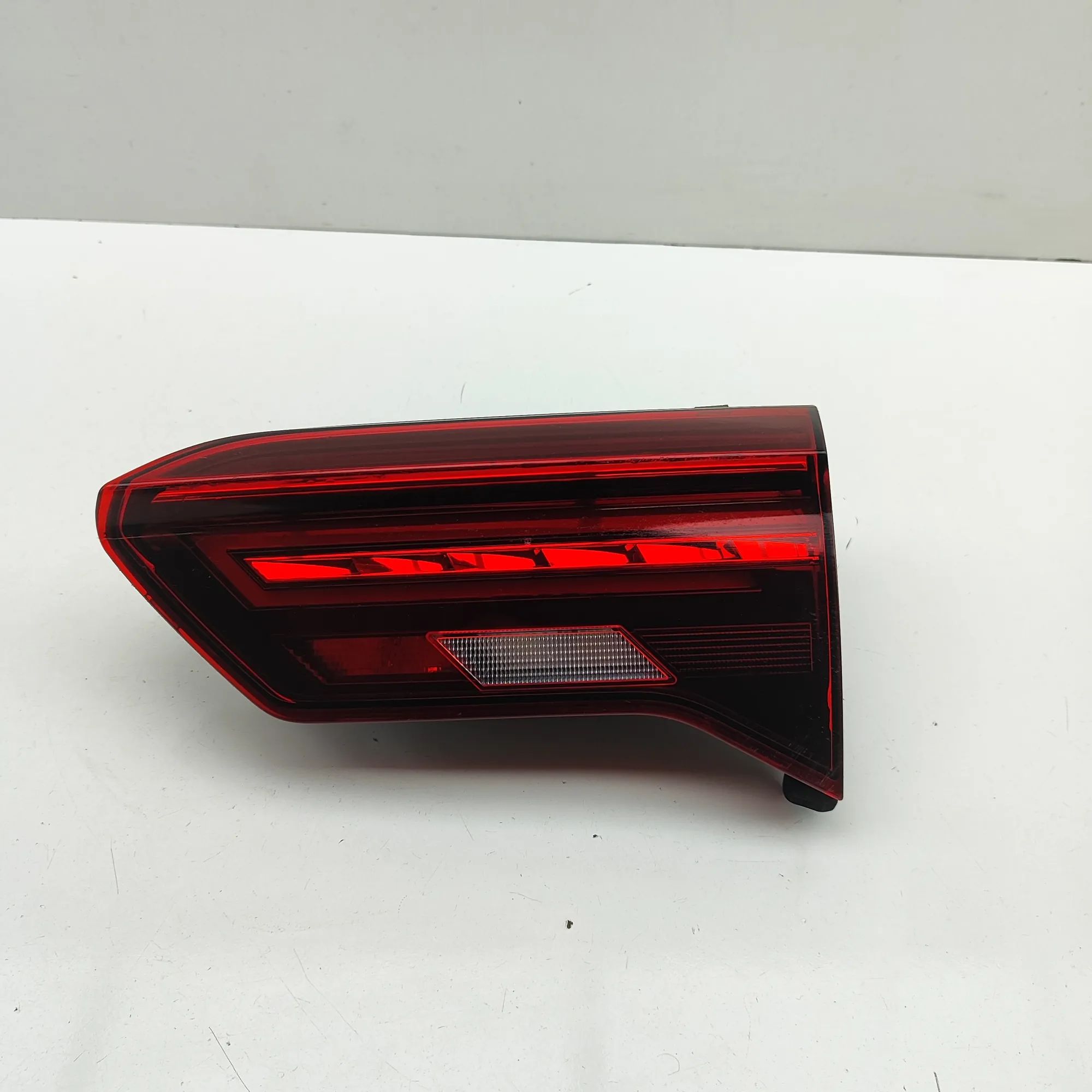 Volkswagen T-Roc Right Side Tailgate Tail Light Right Side Tailgate Tail Light — VW T-ROC (A11)...