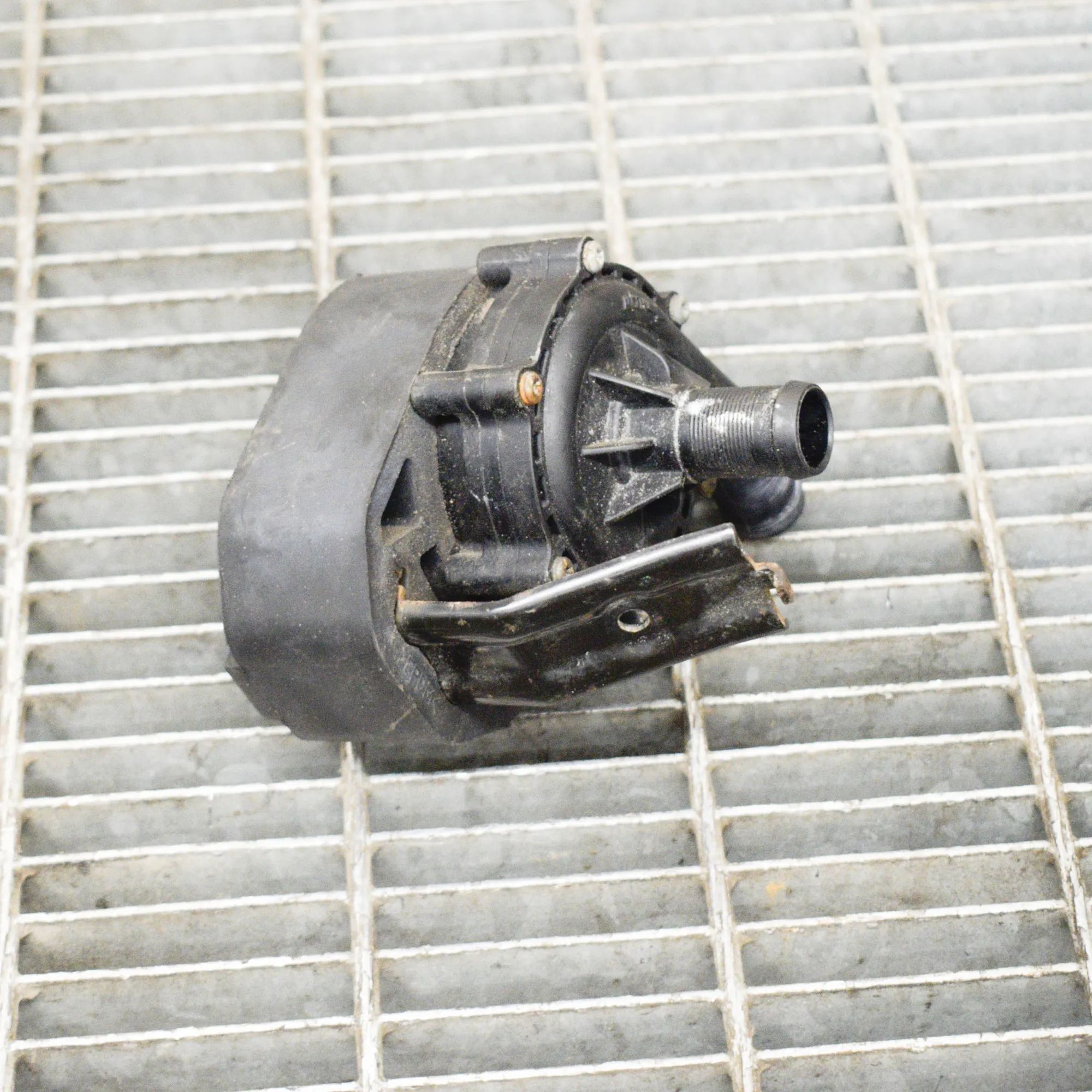 Tesla Model S Auxiliary Water Pump