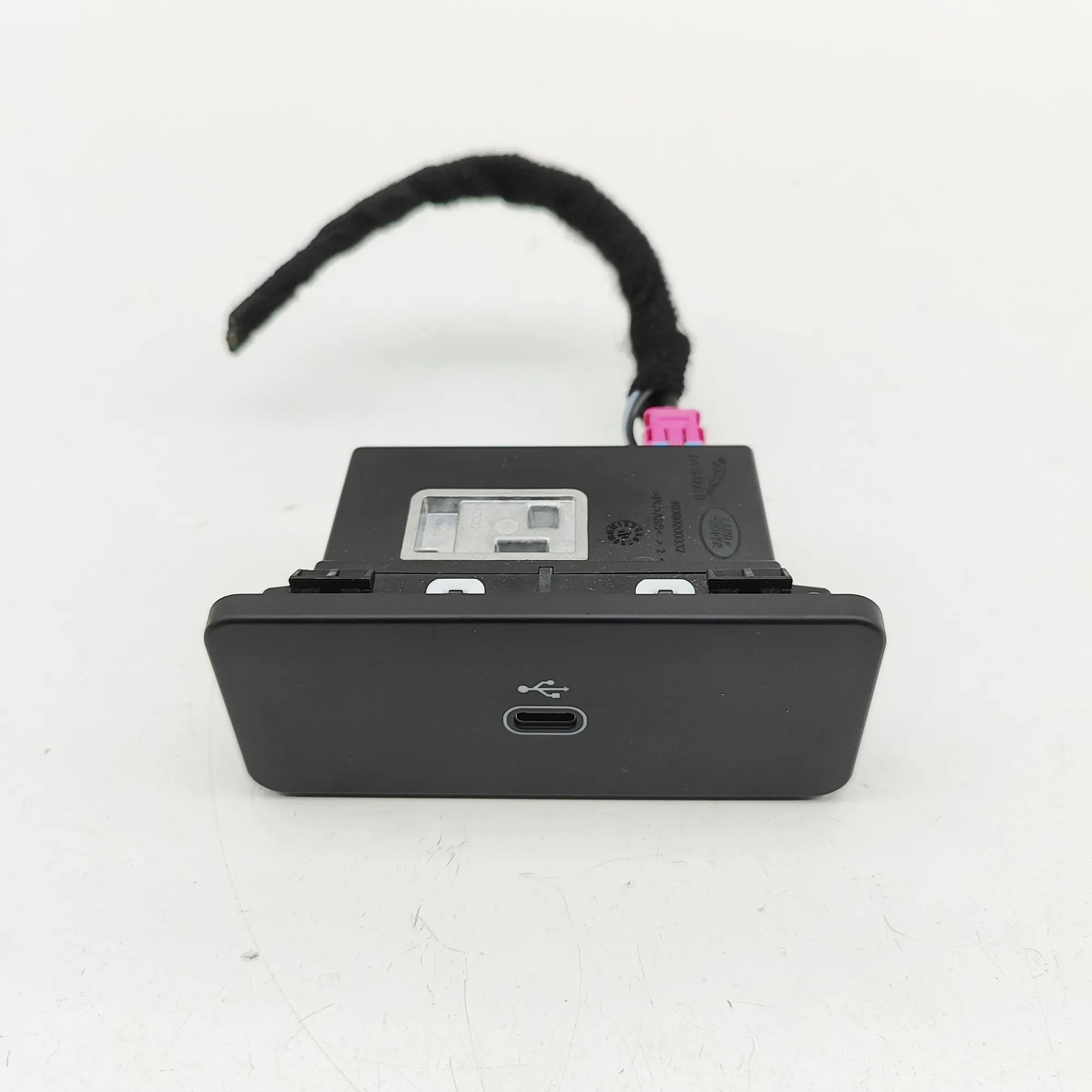 Land Rover Defender USB USB — LAND ROVER DEFENDER (Station Wagon L663) ...