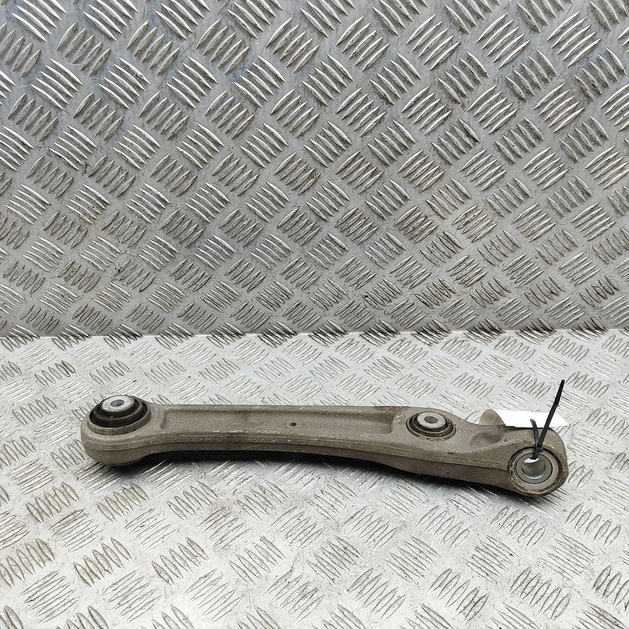 Volkswagen Touareg Front Right Lower Control Arm Front Right Lower Control Arm — VW TOUAREG (CR7...