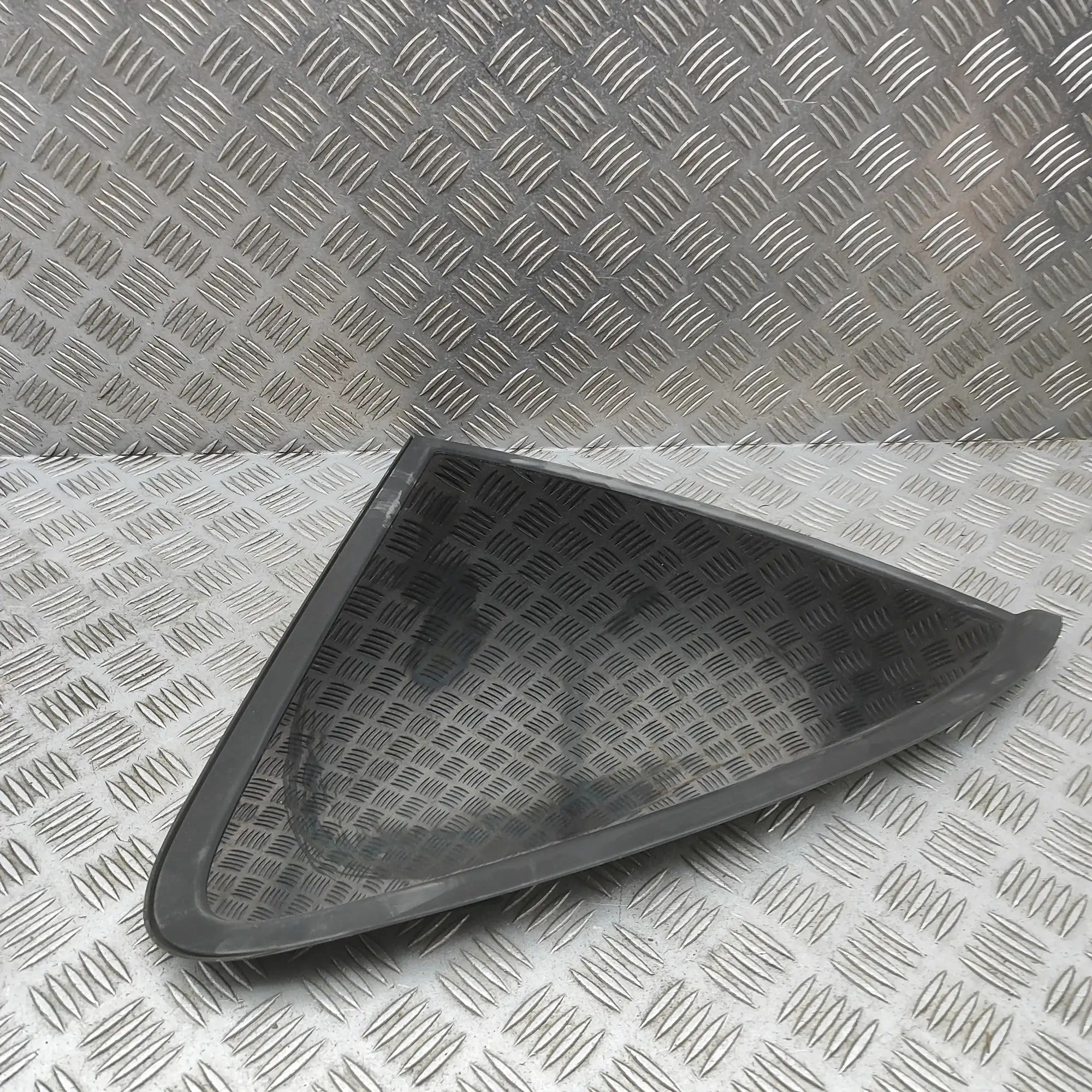 Ssangyong Rexton Rear Right Quarter Window Rear Right Quarter Window — SSANGYONG REXTON (W...