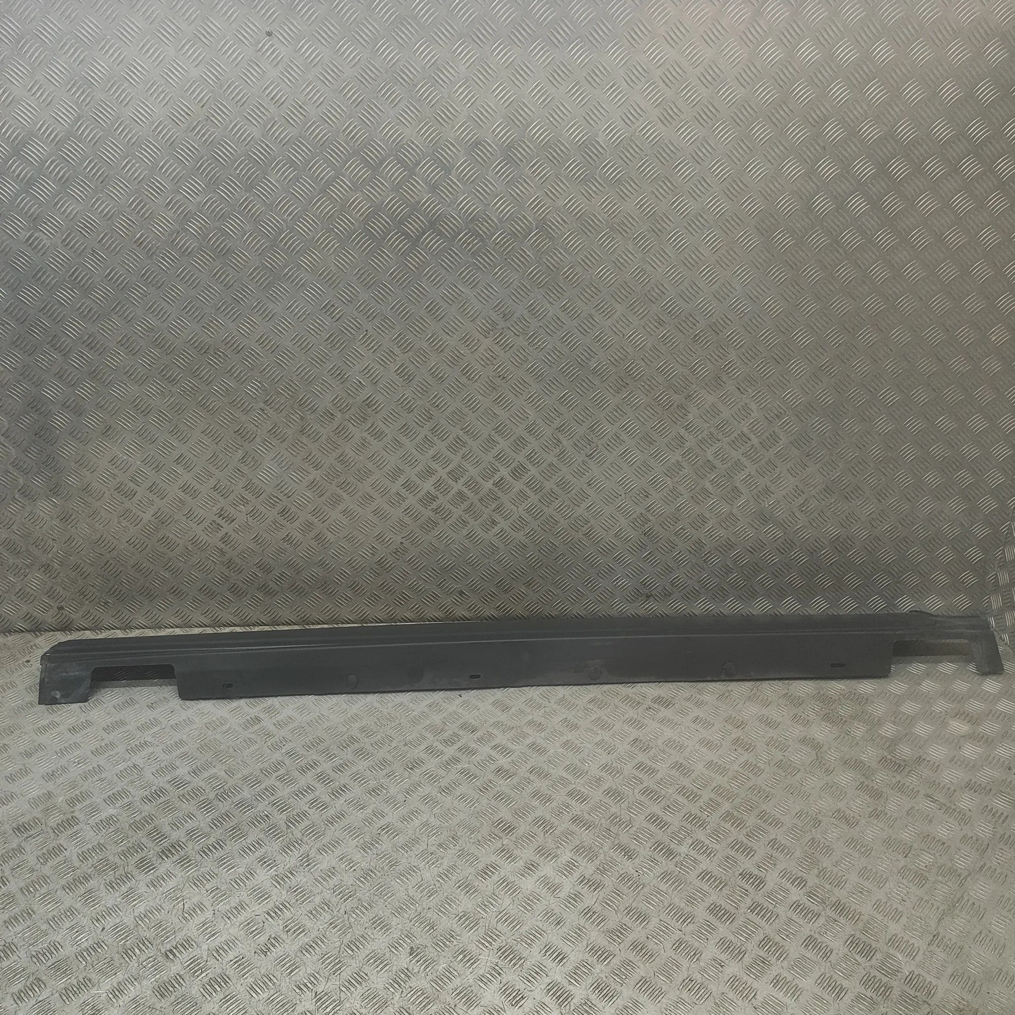 Land Rover Range Rover Sport (L494) Right Side Plastic Sideskirt Cover Right Side Plastic Sideskirt Cover — LAND ROVER...
