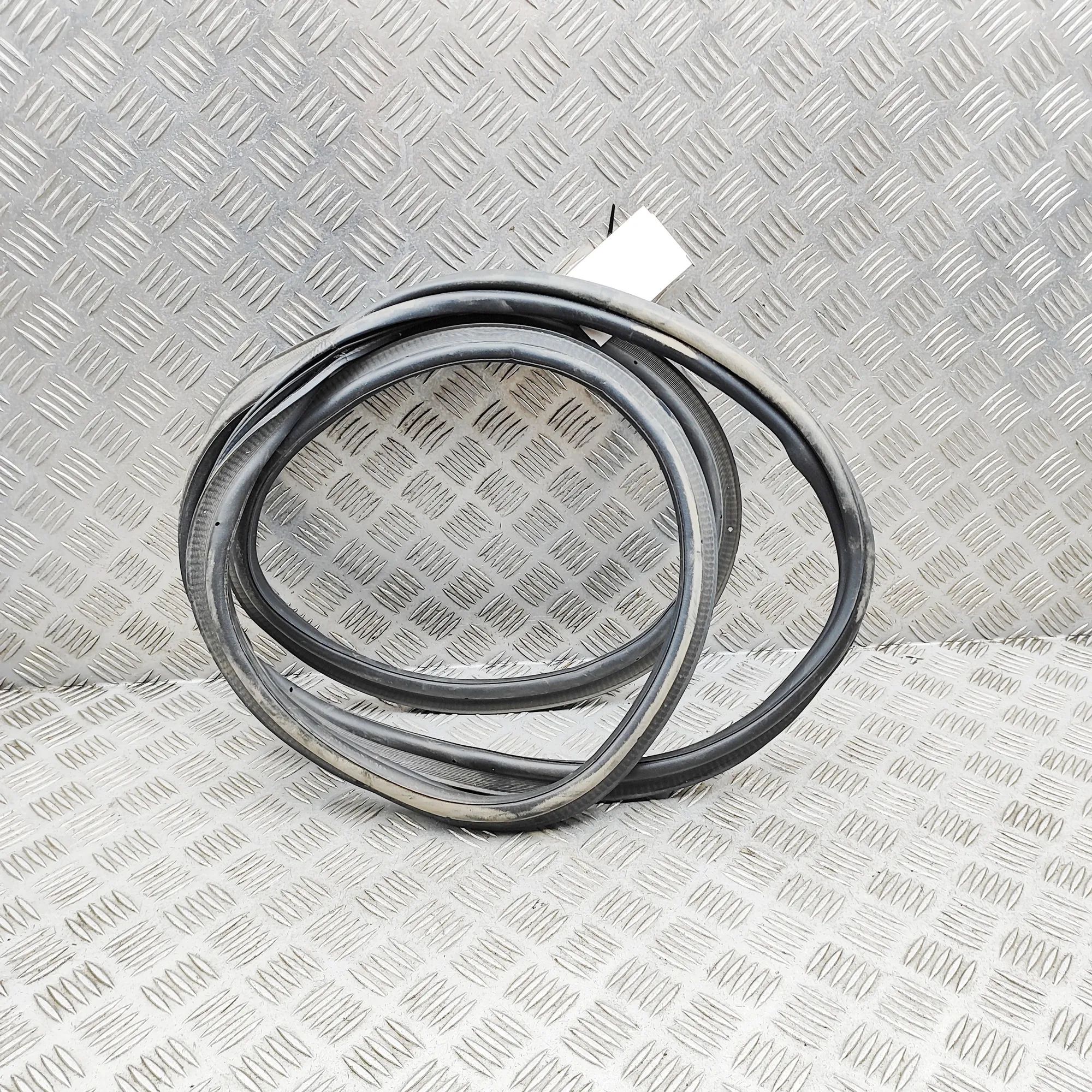 Land Rover Range Rover Evoque Tailgate rubber seal Tailgate rubber seal — LAND ROVER RANGE ROVER E...