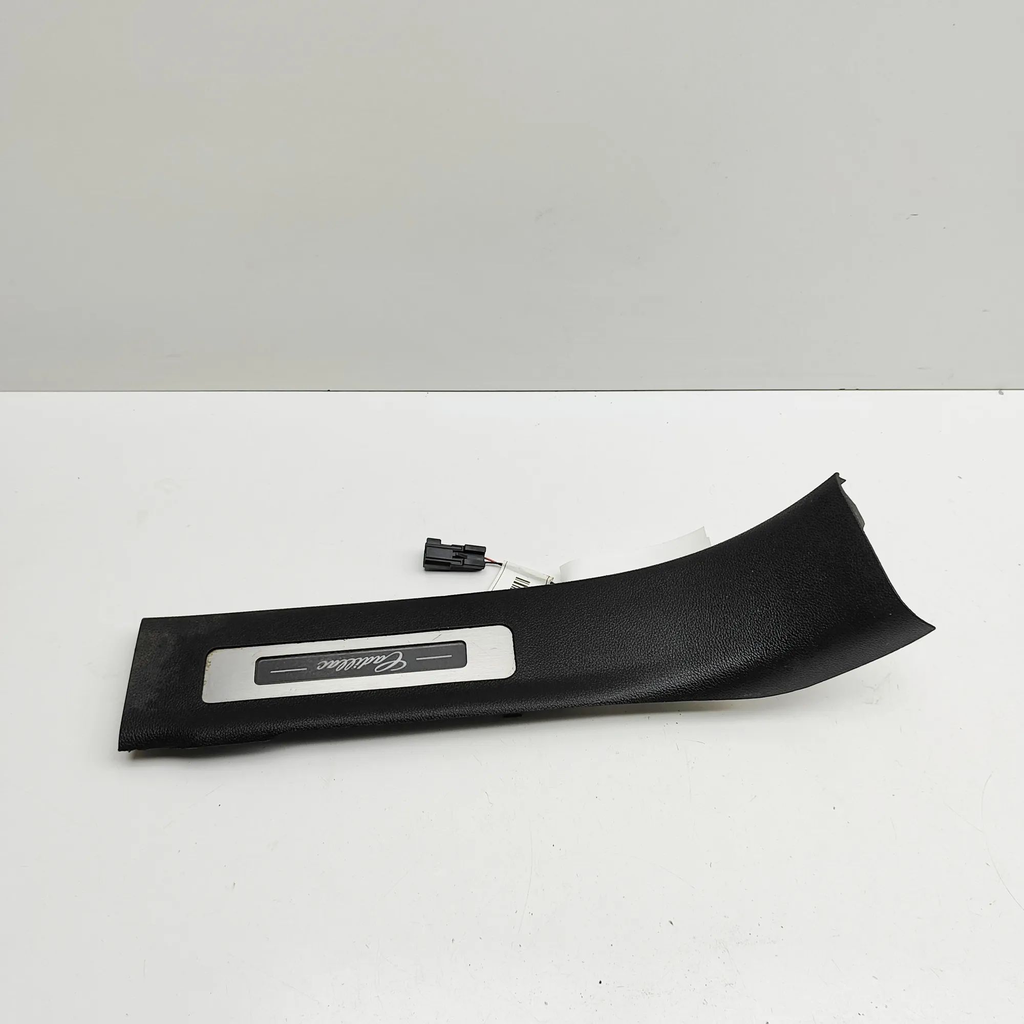 Cadillac Escalade Sill trim — rear right Sill trim — rear right — CADILLAC ESCALADE (201...