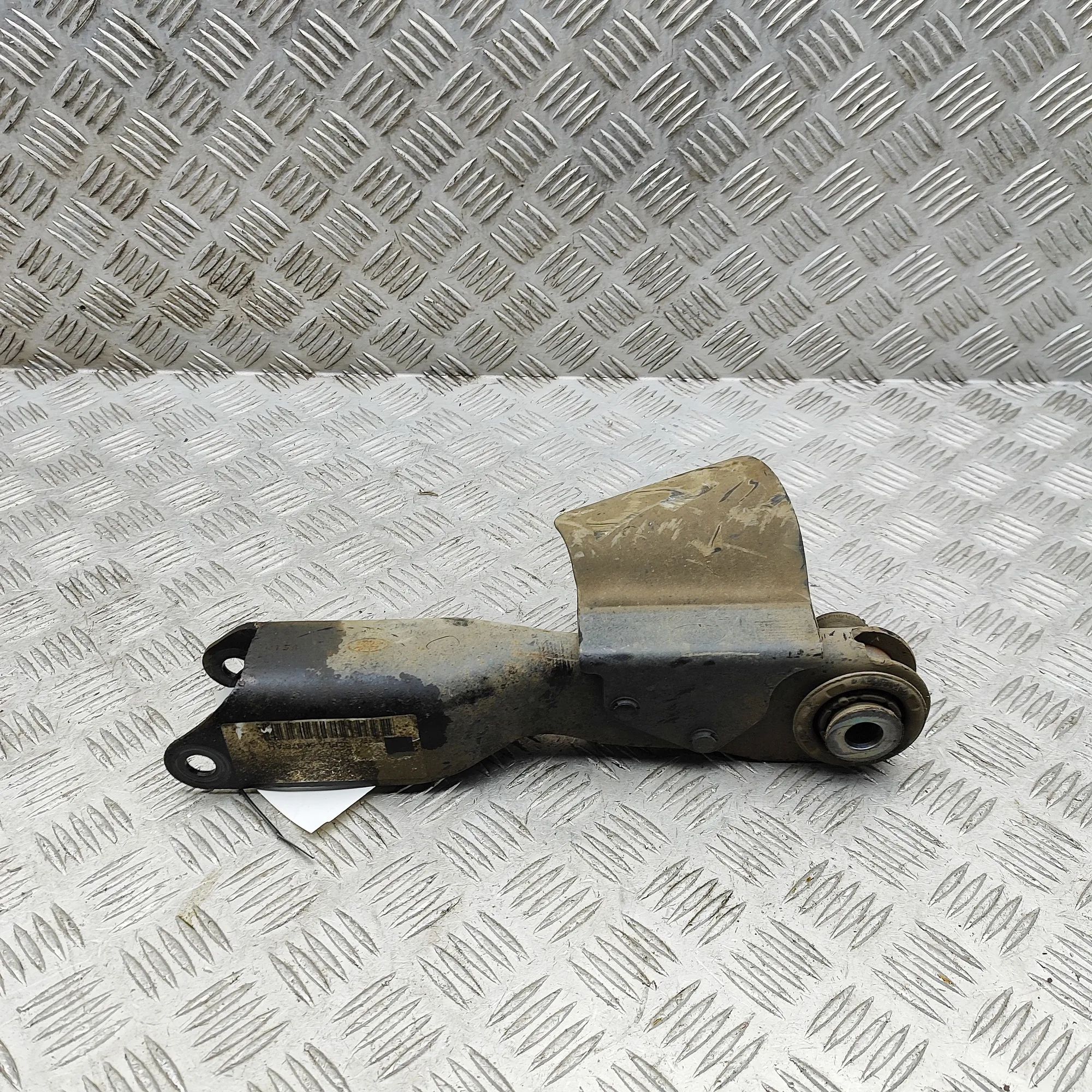Land Rover Defender Control arm — rear left Control arm — rear left — LAND ROVER DEFENDER (...