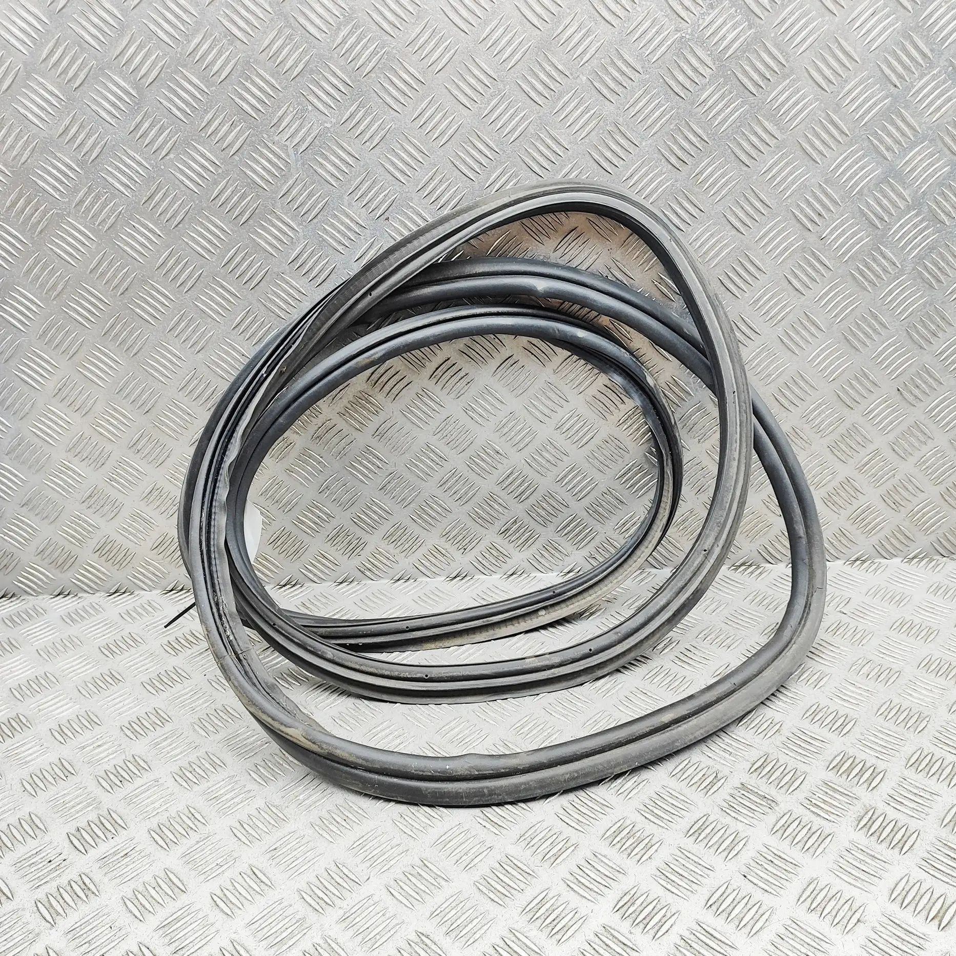 Cadillac Escalade Tailgate rubber seal Tailgate rubber seal — CADILLAC ESCALADE (2014-...
