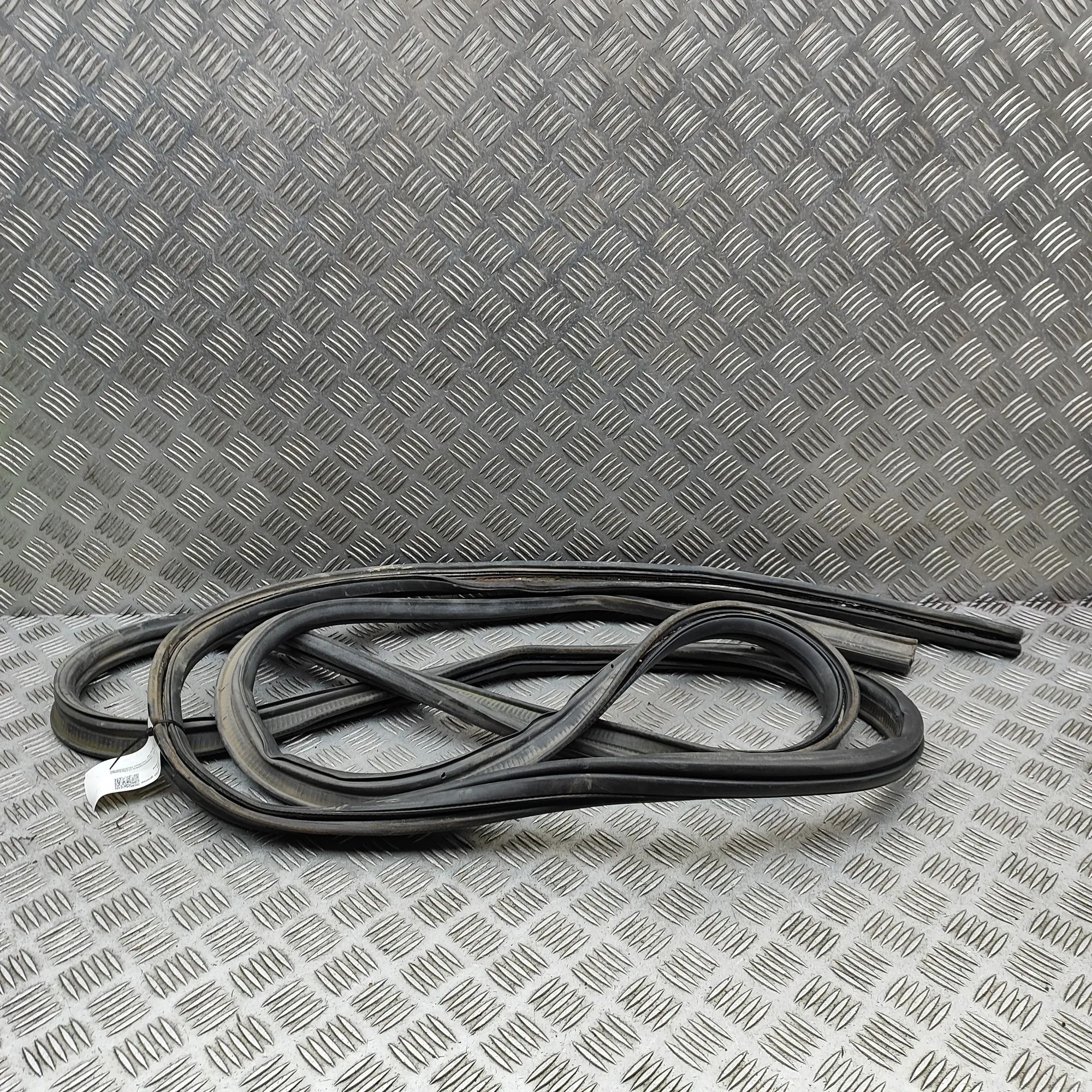 Volkswagen Transporter (T6, Caravelle, Multivan) Tailgate rubber seal Tailgate rubber seal — VW TRANSPORTER (VI T6 Va...