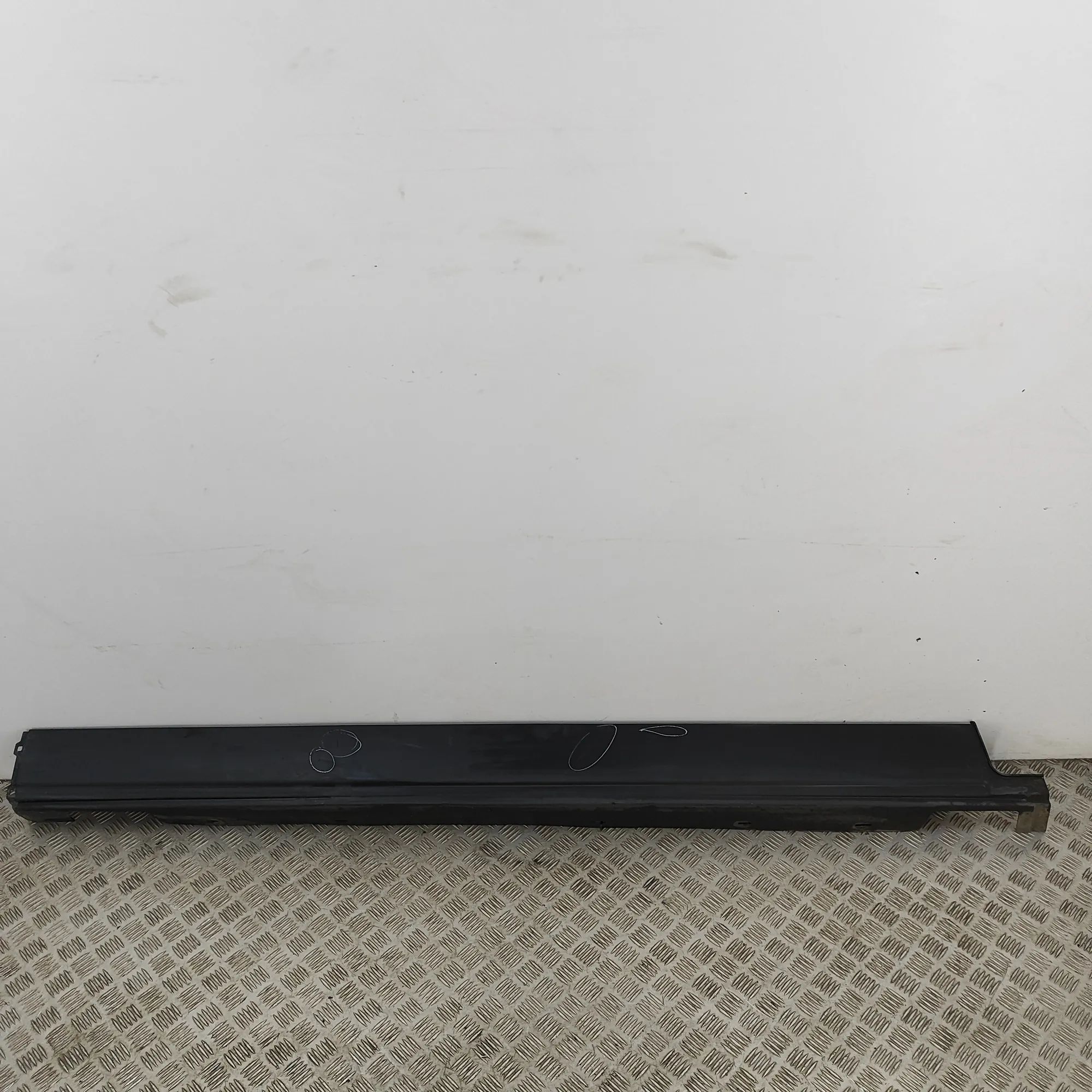 Land Rover Range Rover (L405) Right Side Plastic Sideskirt Cover Right Side Plastic Sideskirt Cover — LAND ROVER...