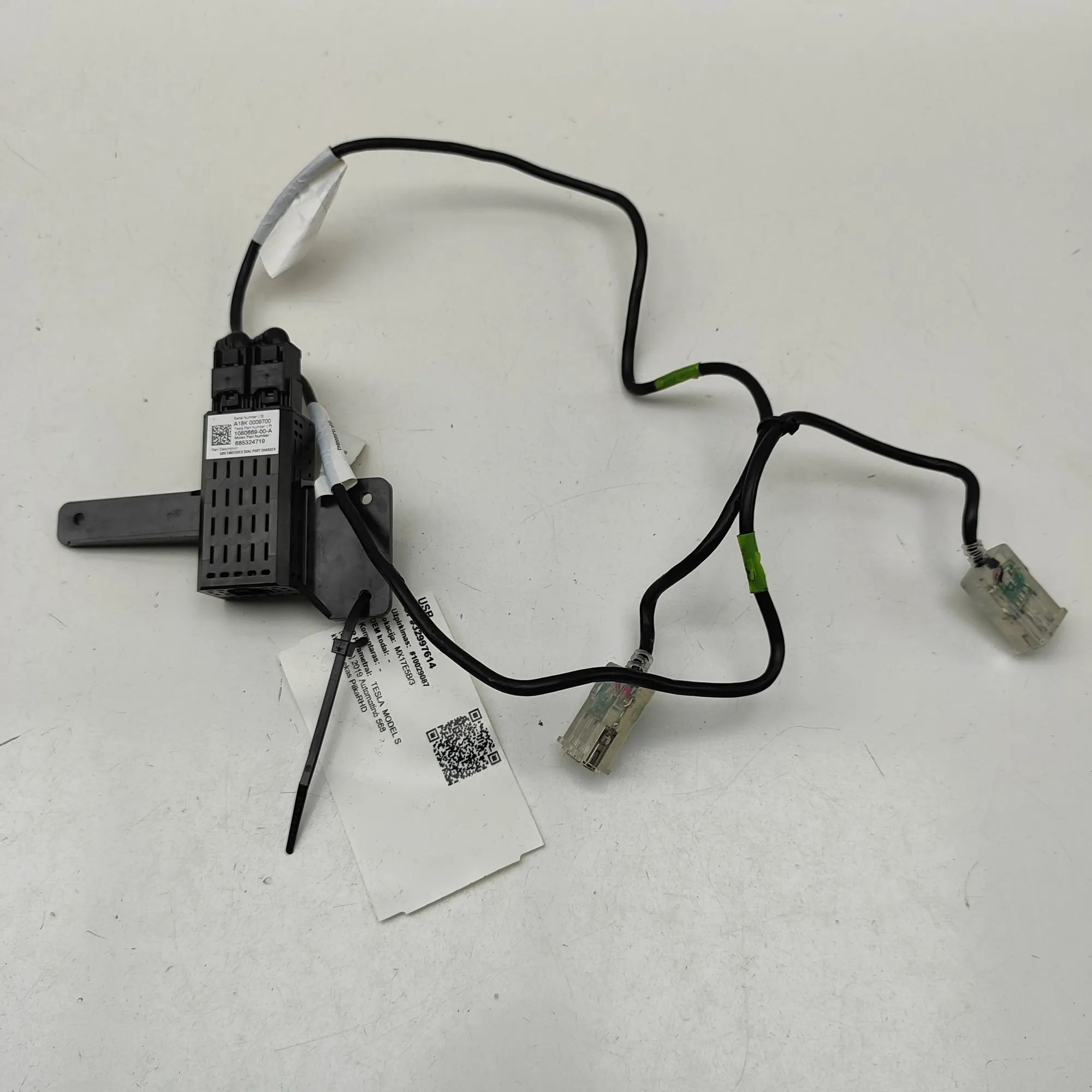 Tesla Model S USB