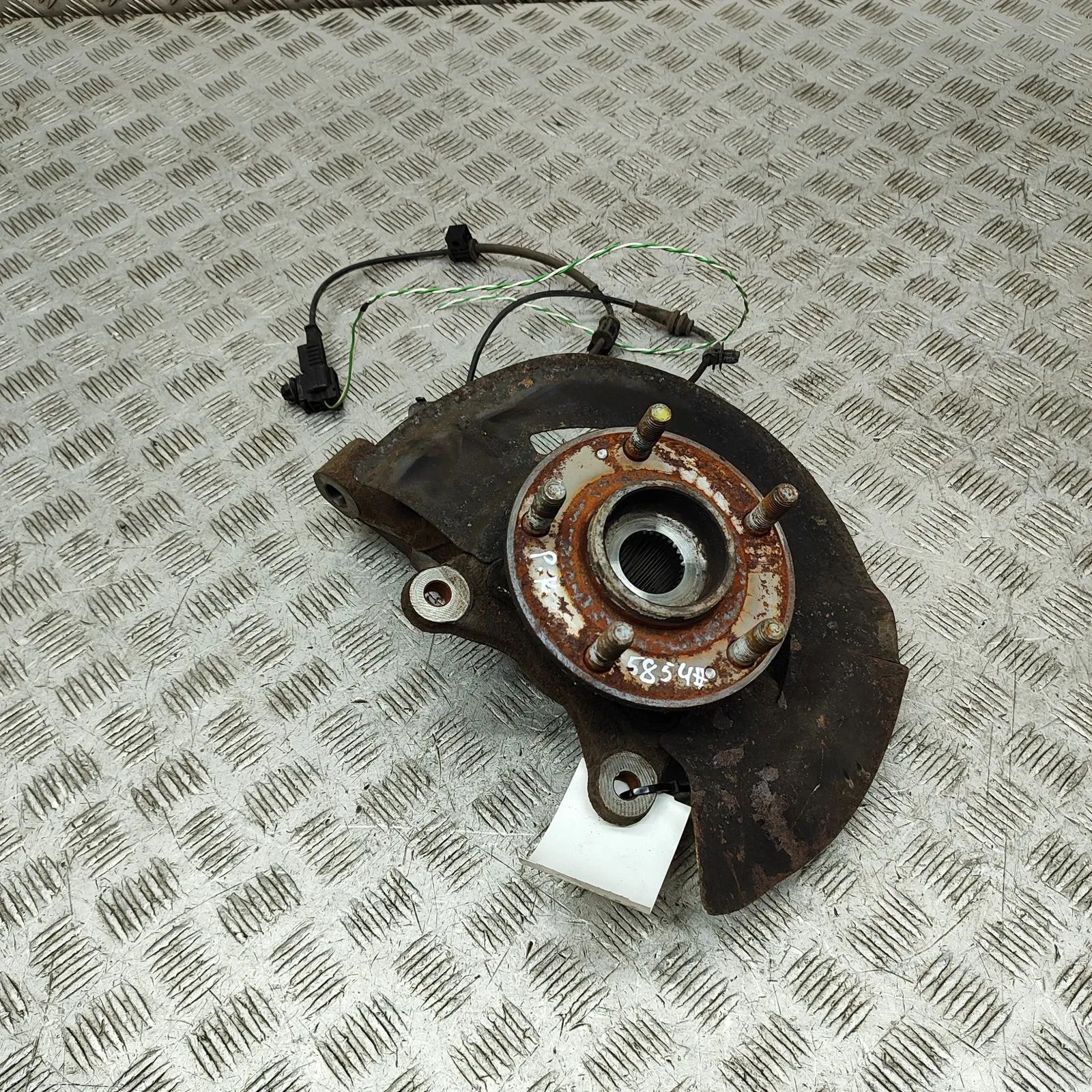 Hyundai Tucson Front Left Wheel Hub Front Left Wheel Hub — HYUNDAI TUCSON (TL, TLE)...