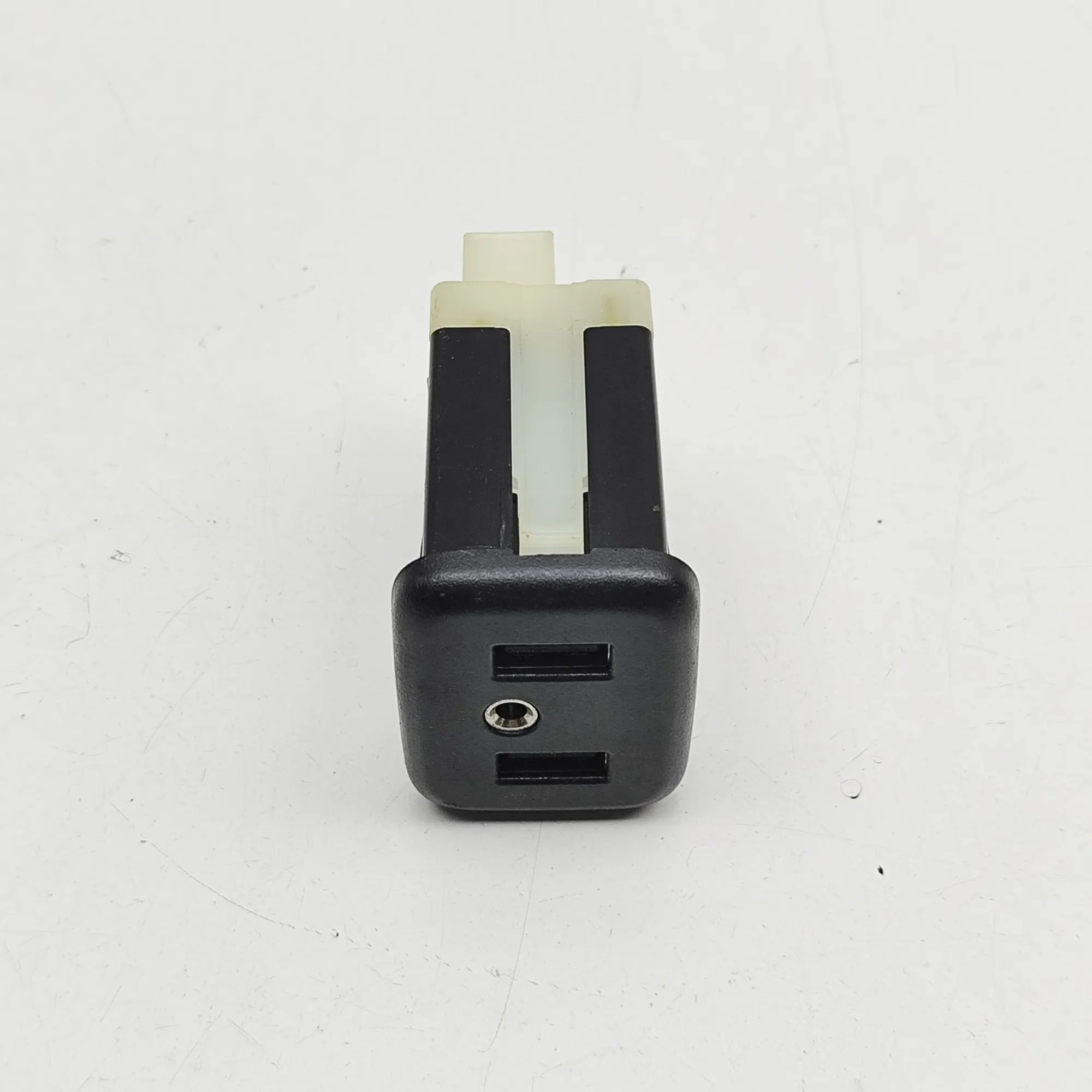 Cadillac Escalade USB/AUX input socket USB/AUX input socket — CADILLAC ESCALADE (2014-...