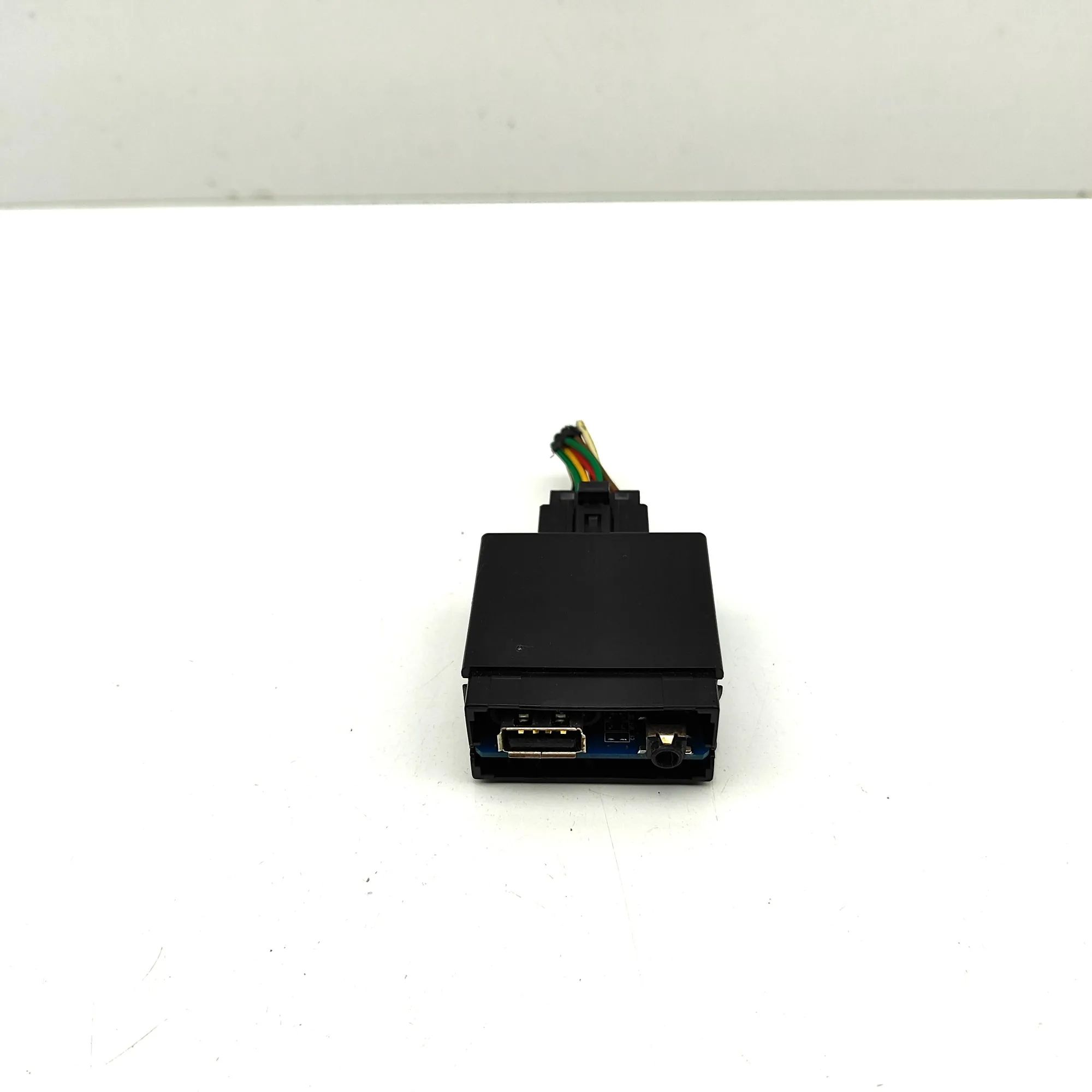 Hyundai H-1 USB/AUX input socket USB/AUX input socket — HYUNDAI H-1 (Cargo TQ) (...