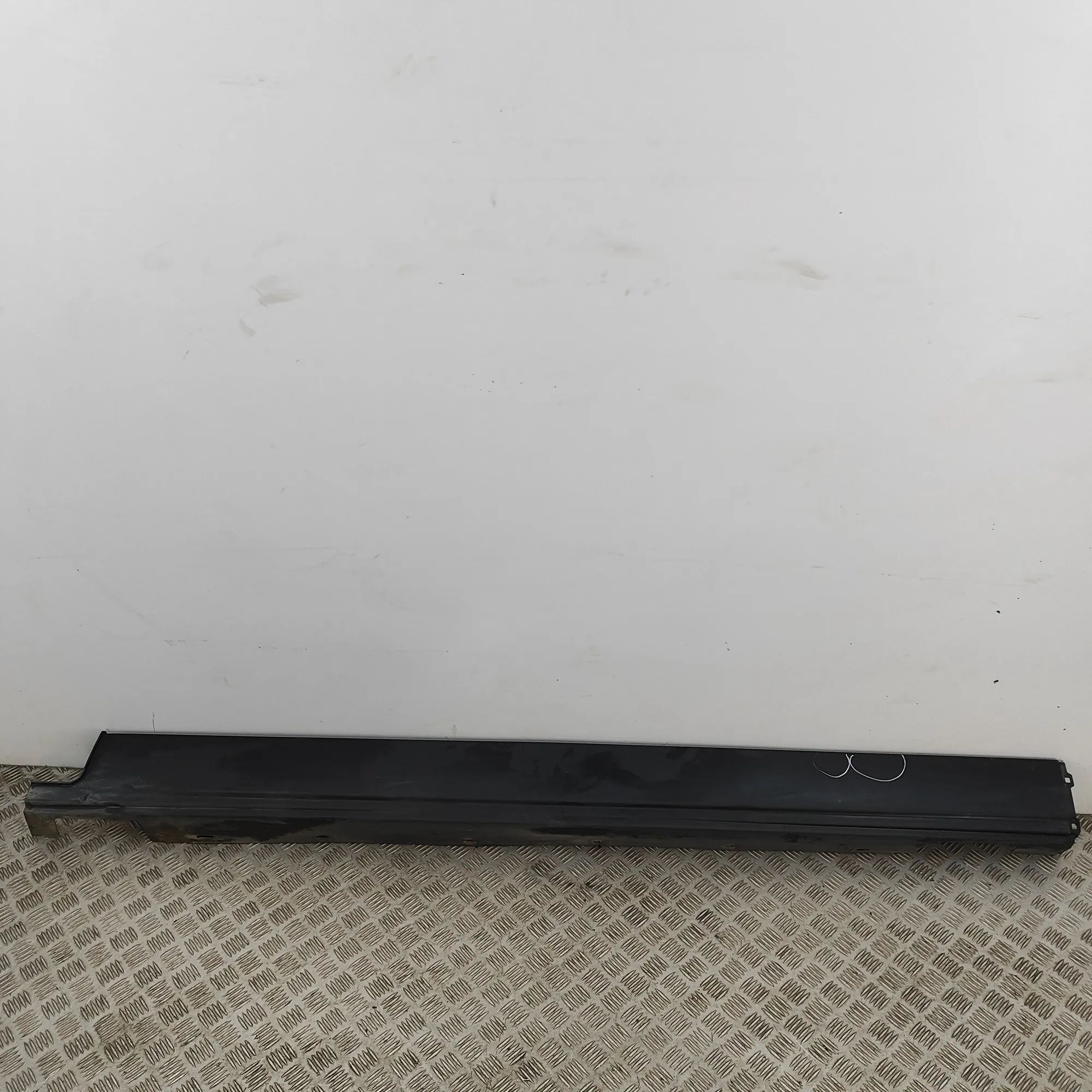 Land Rover Range Rover (L405) Left Side Plastic Sideskirt Cover Left Side Plastic Sideskirt Cover — LAND ROVER ...