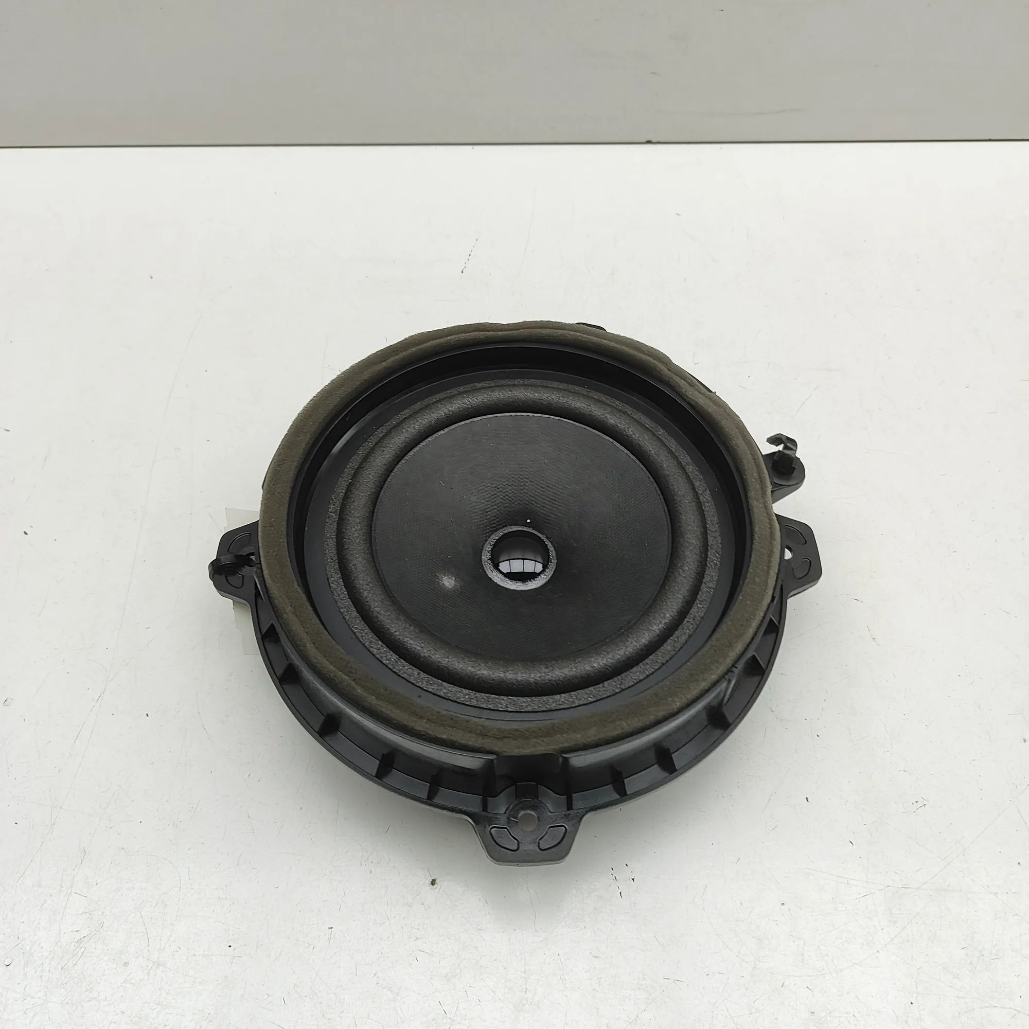 Kia Sportage Front Right Door Speaker Front Right Door Speaker — KIA SPORTAGE (V NQ5)...