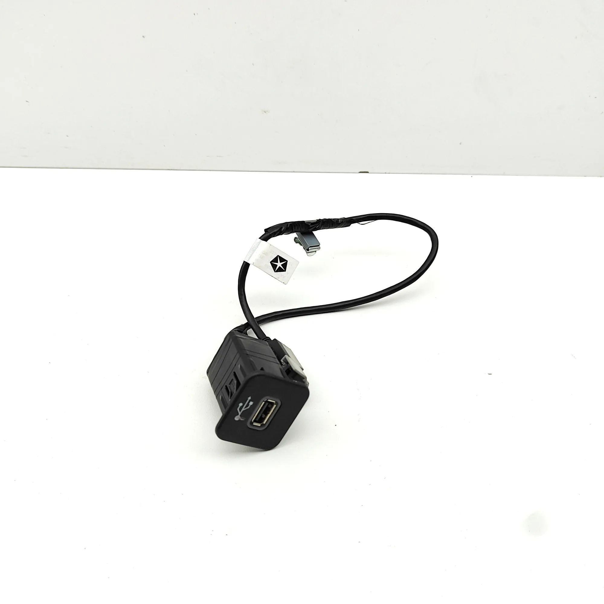 Jeep Wrangler (JK) USB USB — JEEP WRANGLER (III JK) (2007-...) — 68297...