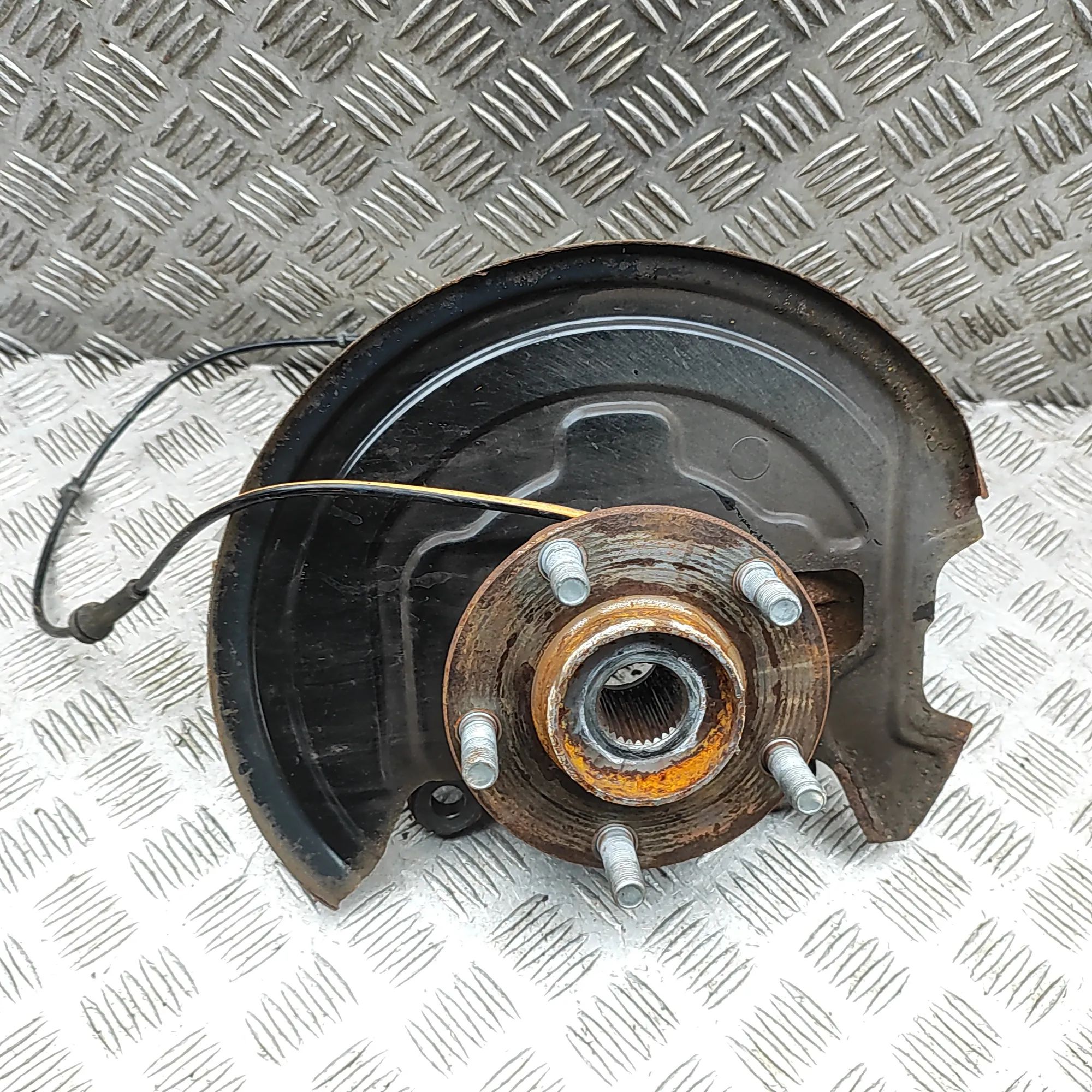 Nissan Leaf Front Left Wheel Hub Front Left Wheel Hub — NISSAN LEAF (ZE1) (2017-...
