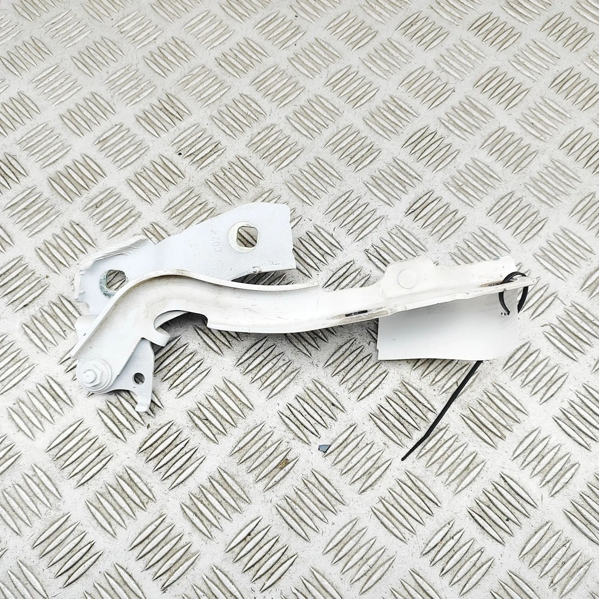 Alfa-Romeo Giulia (952) Bonnet hinge — front right Bonnet hinge — front right — ALFA ROMEO GIULIA ...