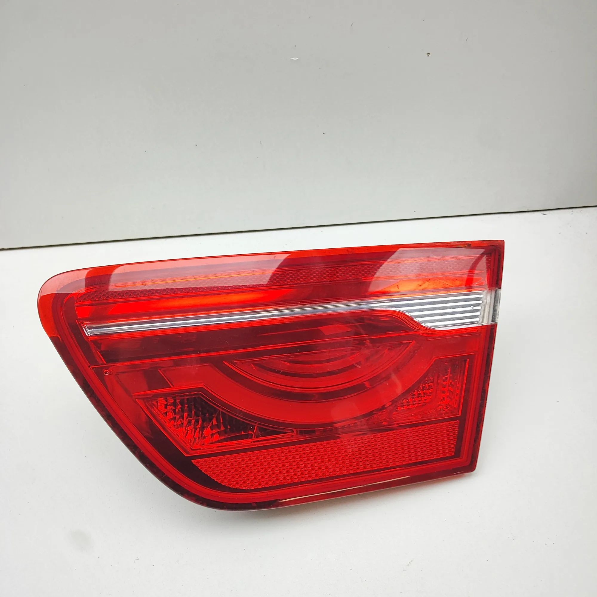 Jaguar XE Right Side Tailgate Tail Light Right Side Tailgate Tail Light — JAGUAR XE (X76...