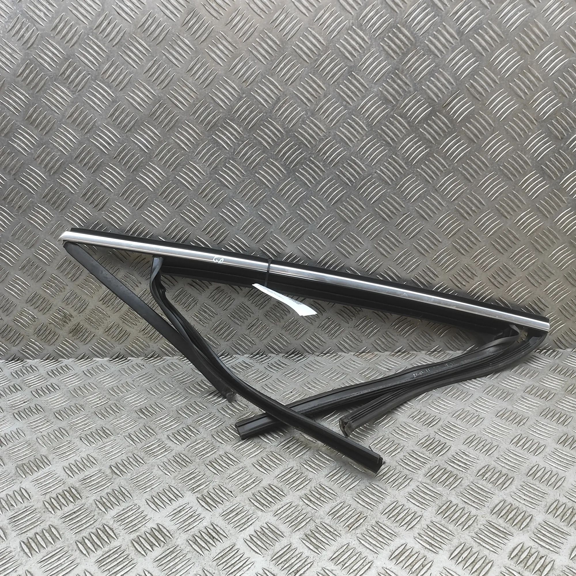 Skoda Elroq  Upper door trim strip — rear right Upper door trim strip — rear right — SKODA ELRO...