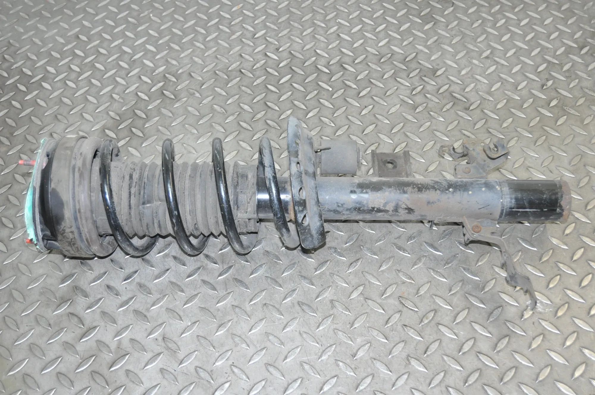 Land Rover Range Rover Evoque Shock absorber — rear right Shock absorber — rear right — LAND ROVER RANGE ...