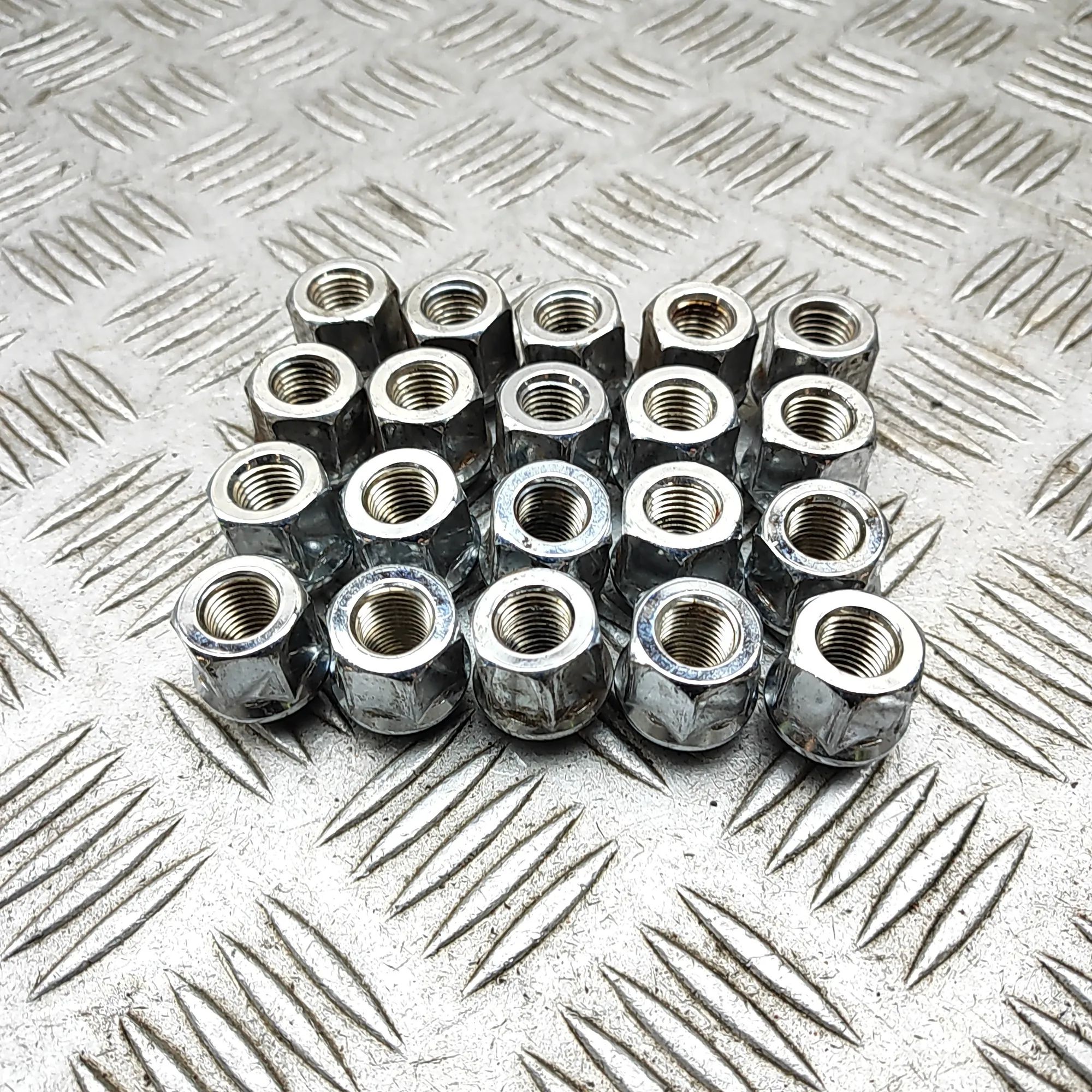 Isuzu D-Max Wheel Screws Kit Wheel Screws Kit — ISUZU D-MAX (II TFR, TFS) (2...