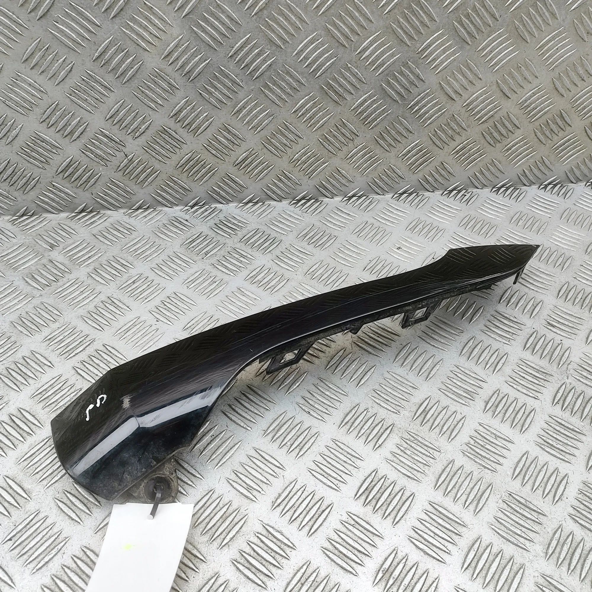 Land Rover Range Rover Evoque Bumper moulding — front right Bumper moulding — front right — LAND ROVER RANG...