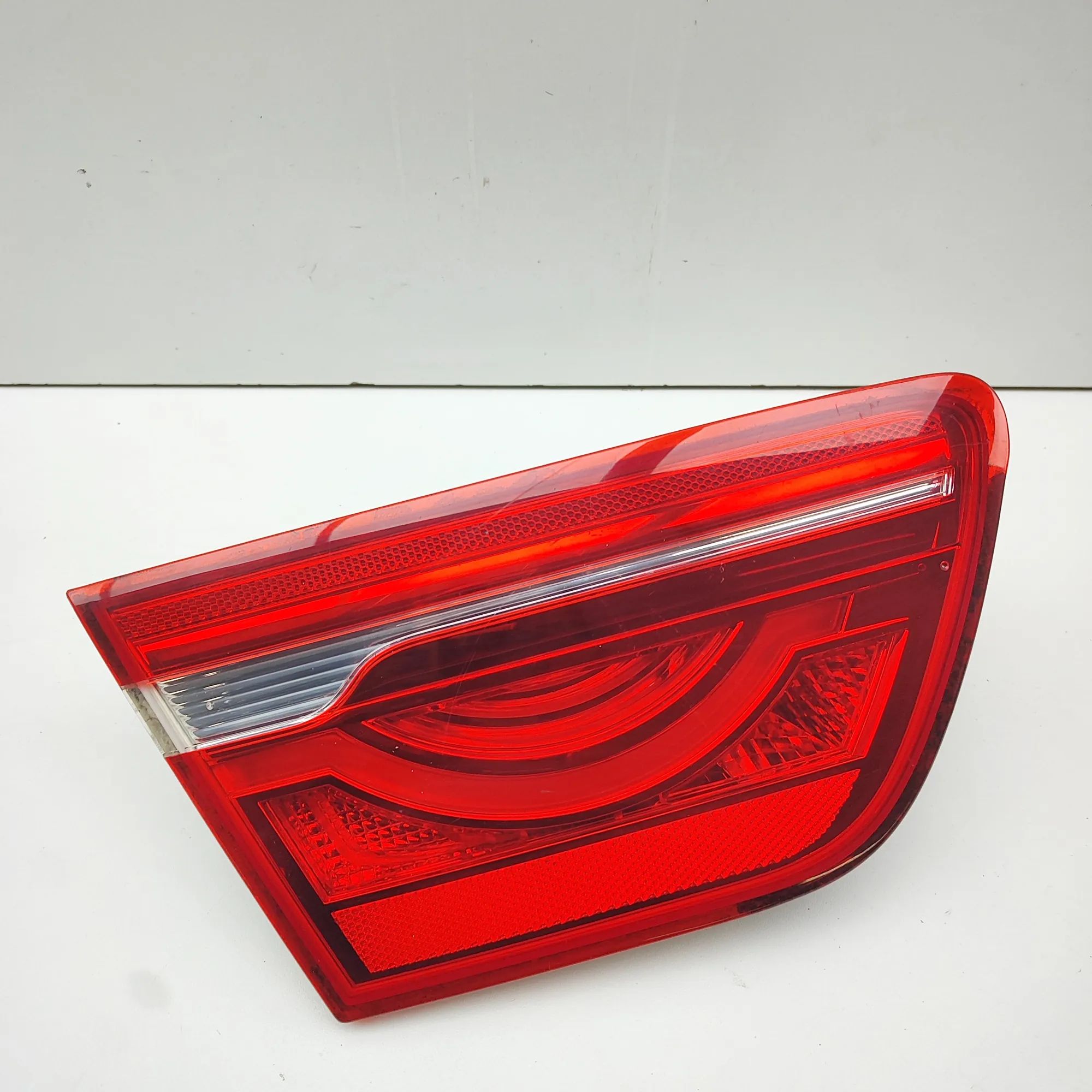 Jaguar XE Left Side Tailgate Tail Light Left Side Tailgate Tail Light — JAGUAR XE (X760...
