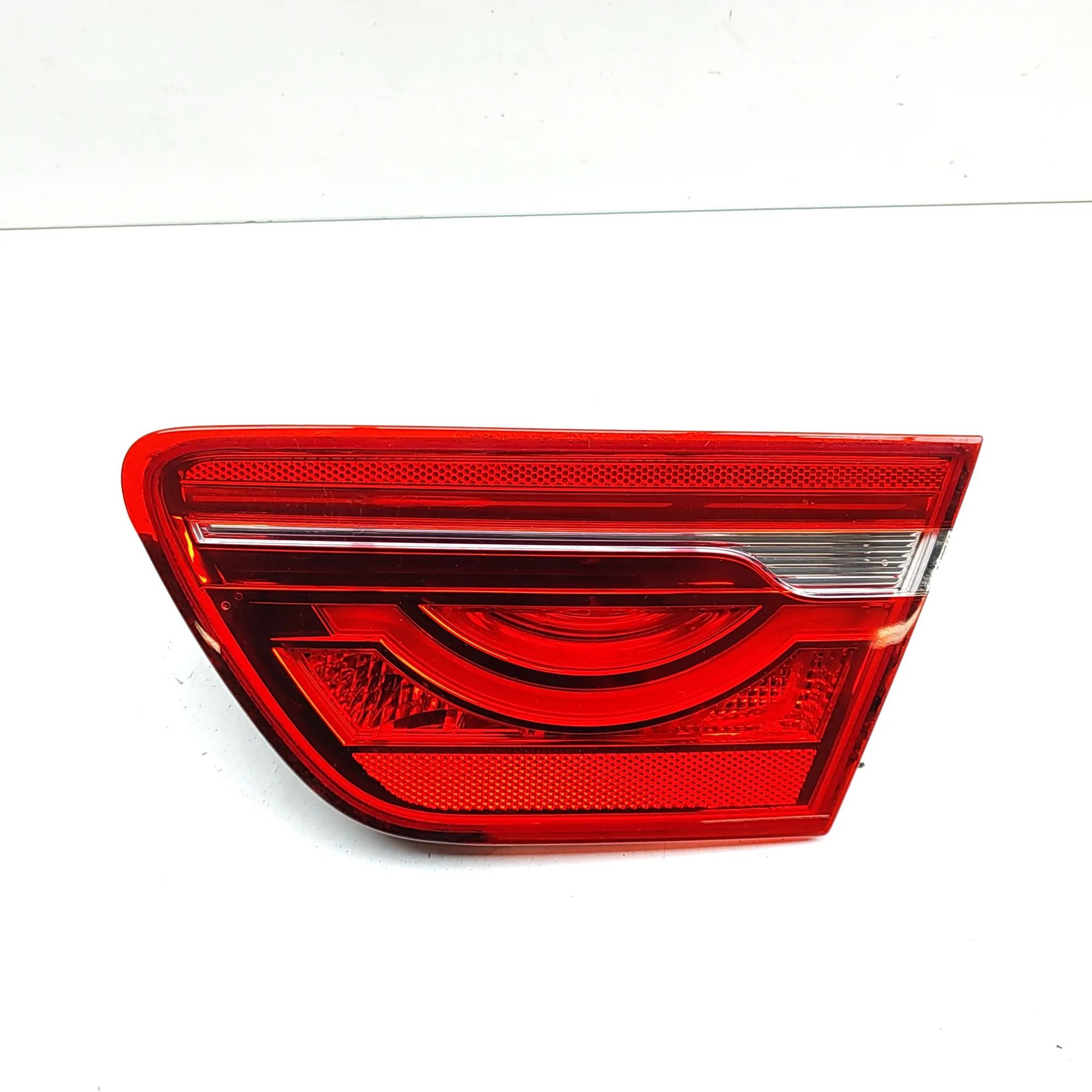 Jaguar XE Right Side Tailgate Tail Light Right Side Tailgate Tail Light — JAGUAR XE (X76...