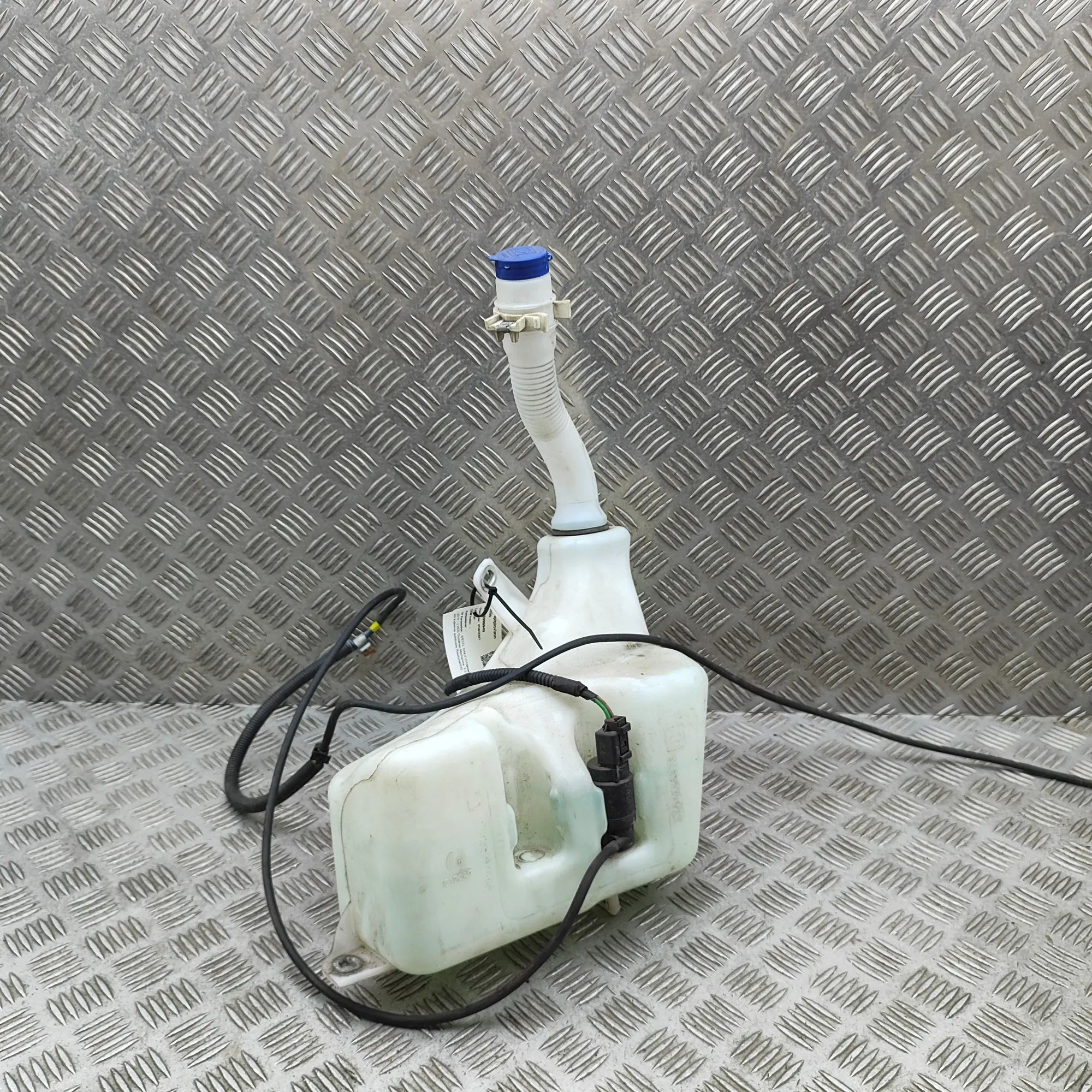 Iveco Daily Window Washer Tank Window Washer Tank — IVECO DAILY (VI Flatbed) (...