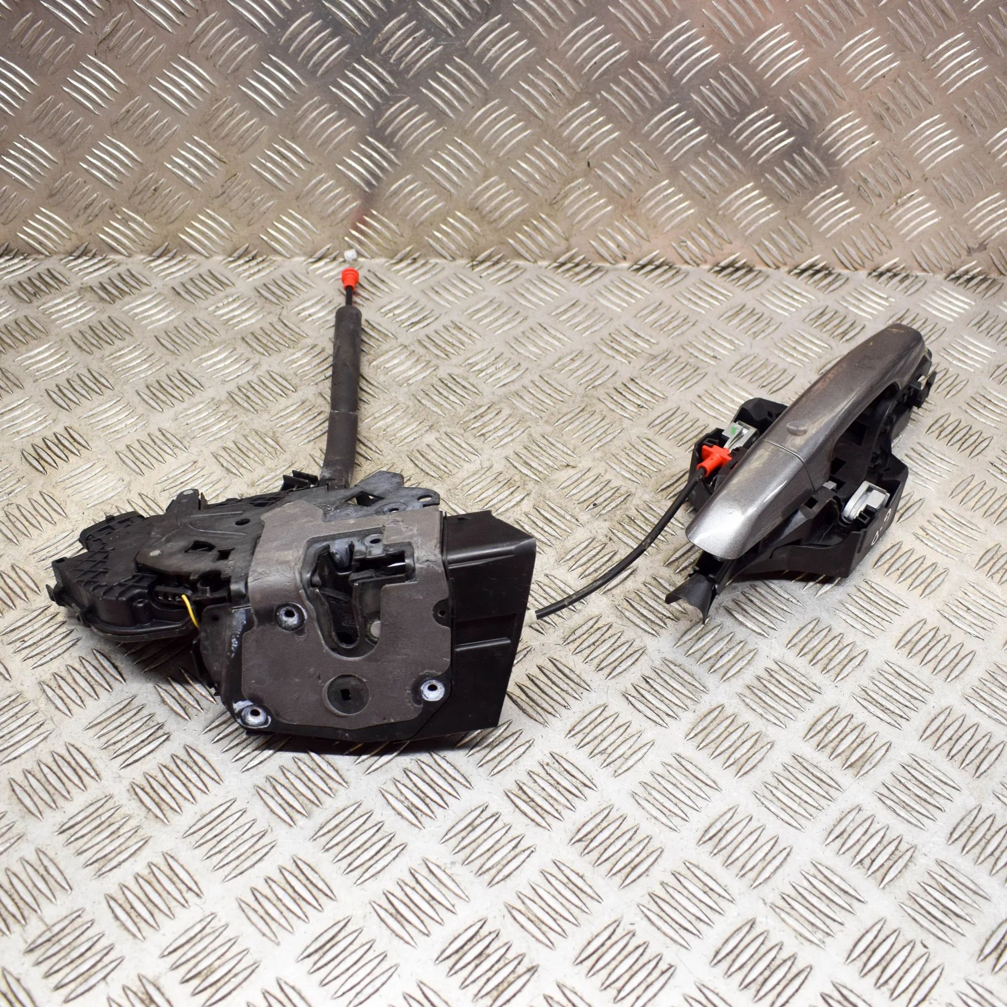 Land Rover Discovery Sport Door lock — rear right Door lock — rear right — LAND ROVER DISCOVERY S...