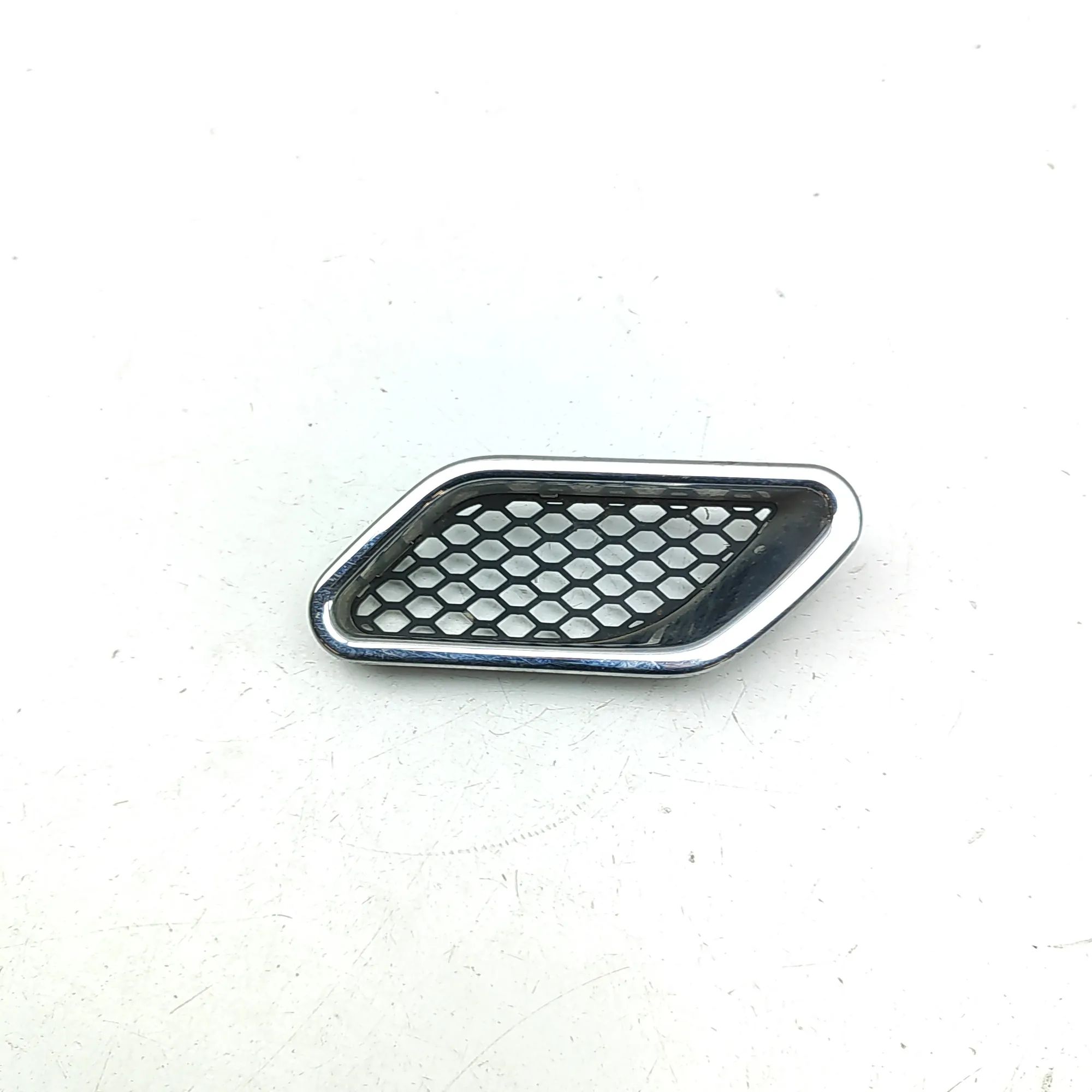 Maserati GranTurismo / GranCabrio Fender moulding — front right Fender moulding — front right — MASERATI GRAN (...