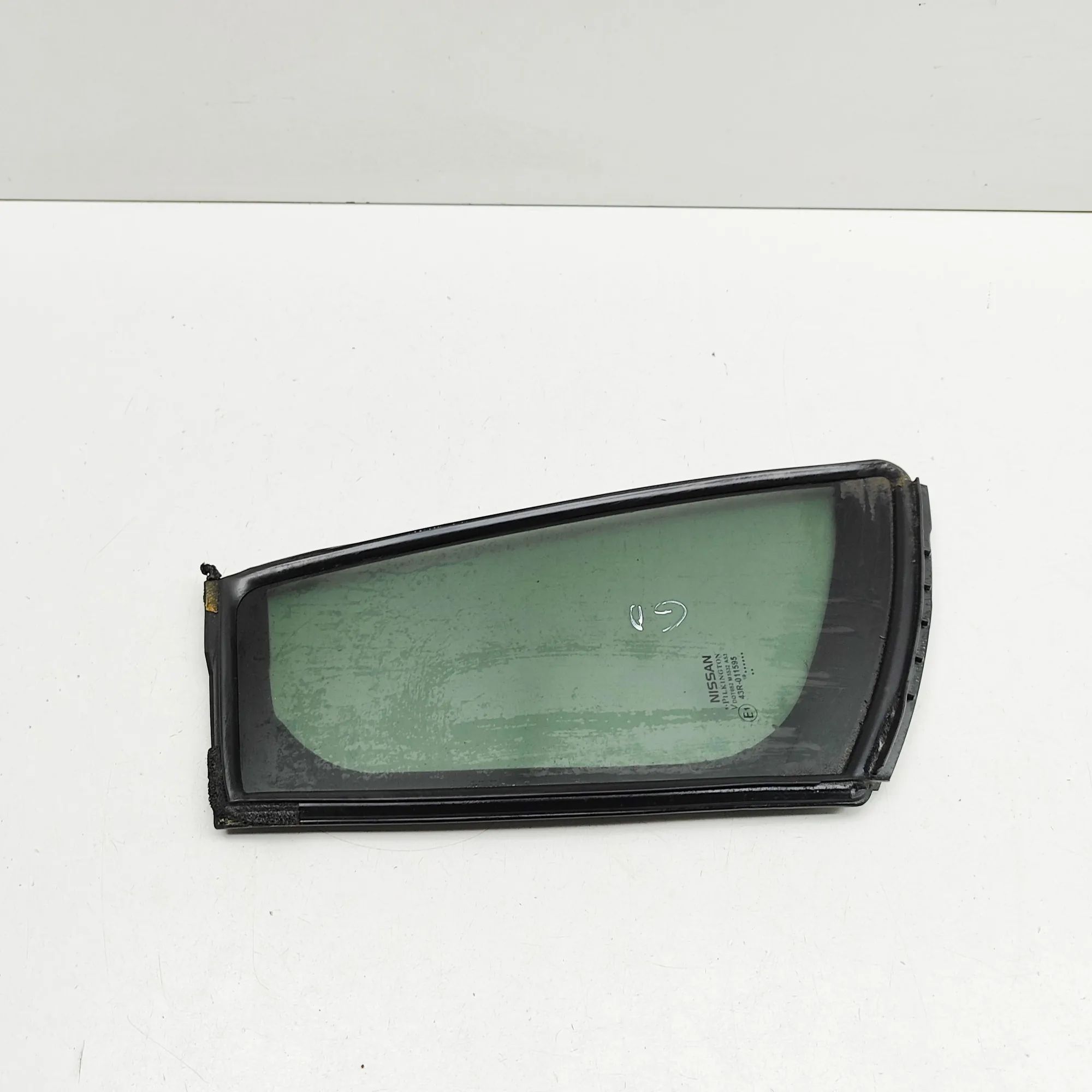 Nissan Leaf Right rear door window Right rear door window — NISSAN LEAF (ZE1) (201...