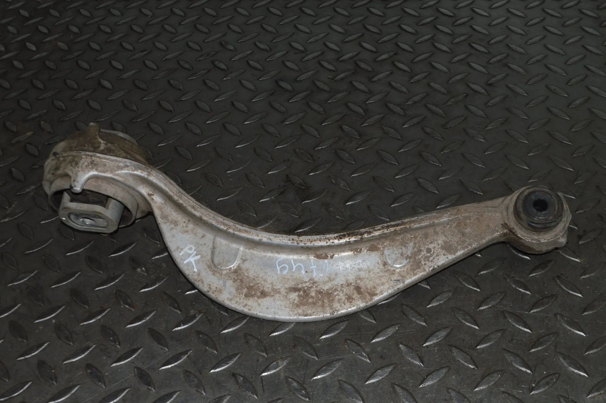 Land Rover Range Rover Velar Front Left Curved Control Arm Front Left Curved Control Arm — LAND ROVER RANG...
