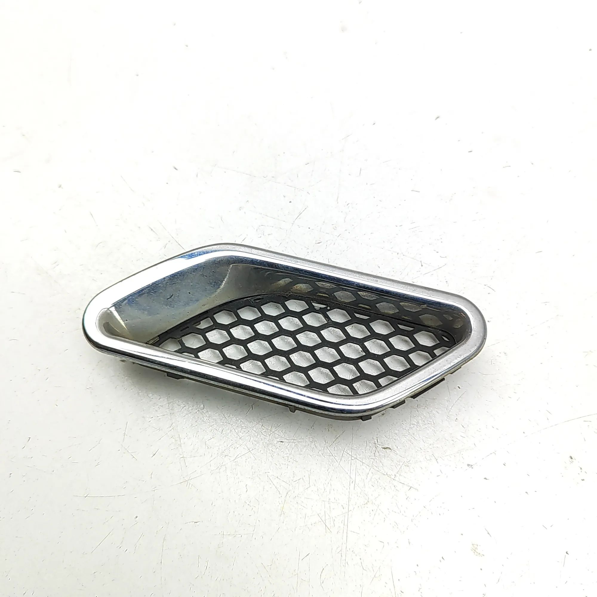 Maserati GranTurismo / GranCabrio Fender moulding — front right Fender moulding — front right — MASERATI GRAN (...