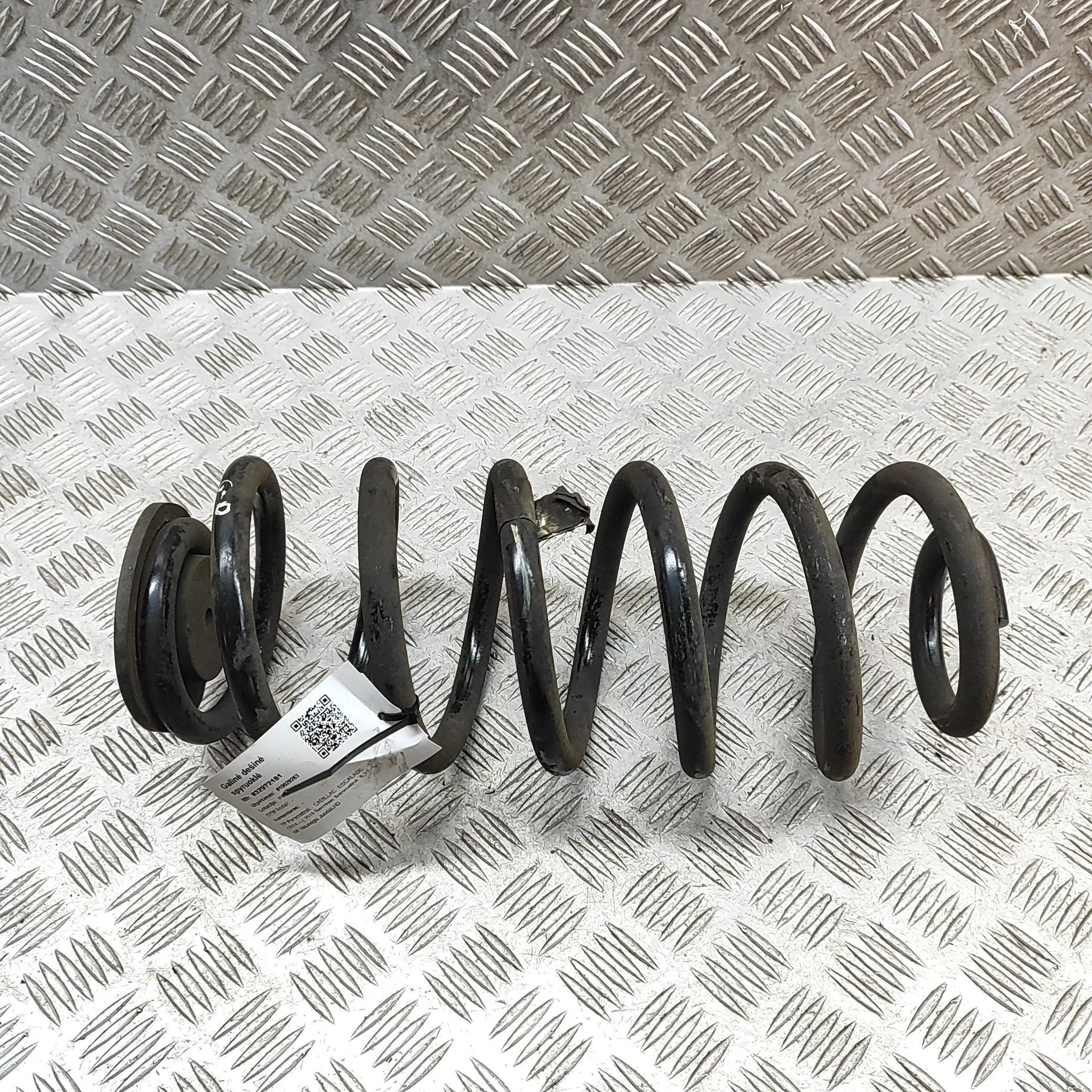 Cadillac Escalade Coil spring — rear right Coil spring — rear right — CADILLAC ESCALADE (2...