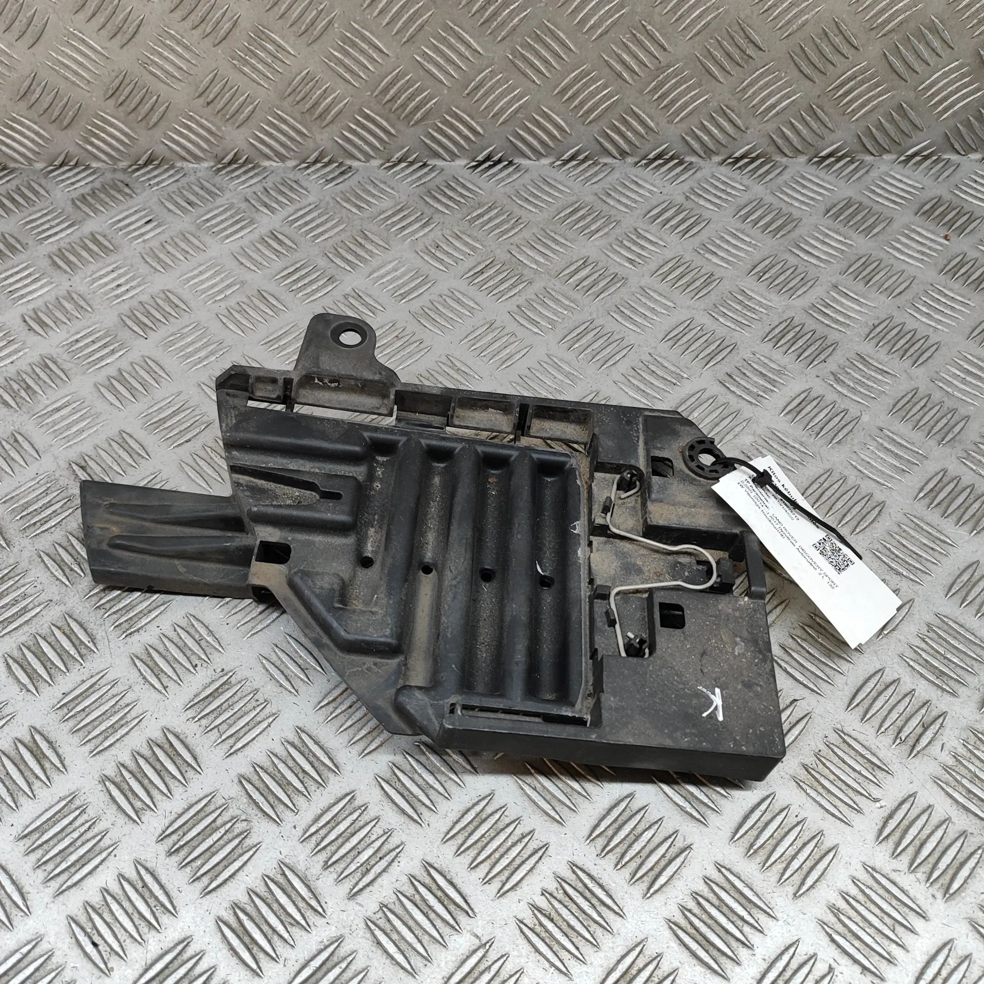 Land Rover Discovery Sport Left Headlight Bracket Left Headlight Bracket — LAND ROVER DISCOVERY S...
