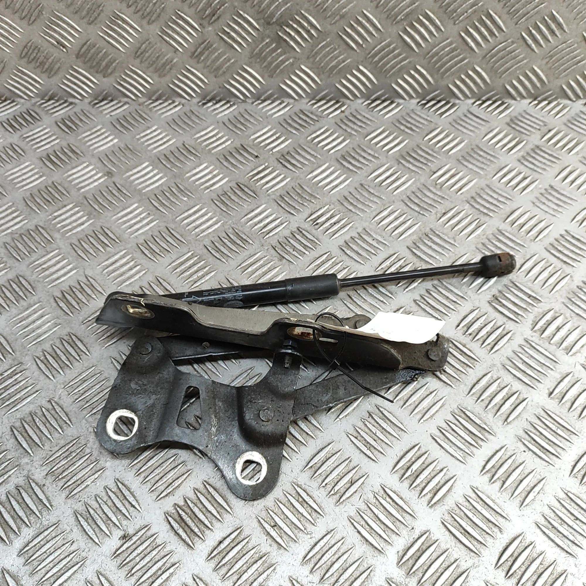 Land Rover Range Rover Sport (L494) Bonnet hinge — front left Bonnet hinge — front left — LAND ROVER RANGE RO...
