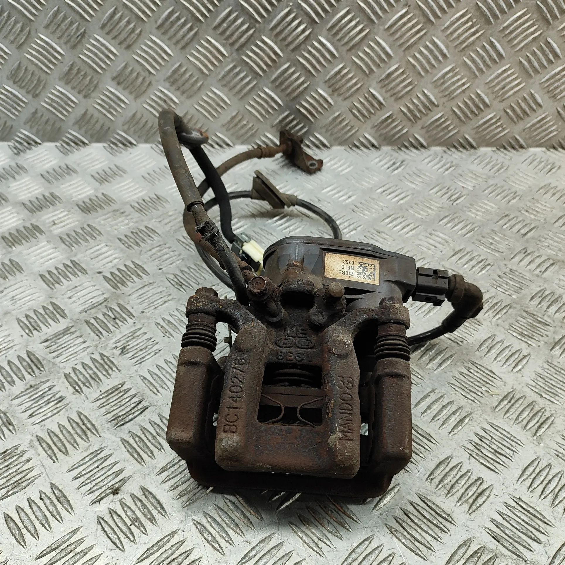 Kia Sportage Brake caliper — rear right Brake caliper — rear right — KIA SPORTAGE (QL) ...