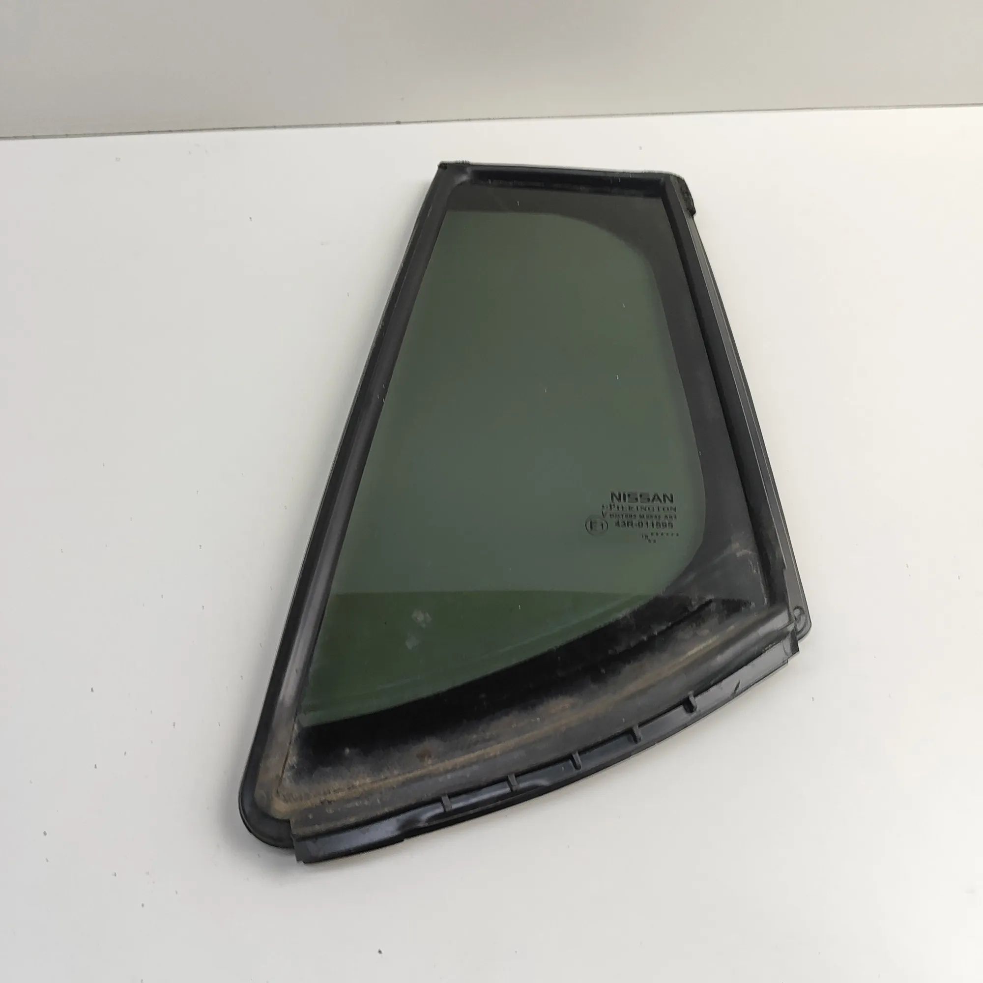 Nissan Leaf Rear door left-hand window Rear door left-hand window — NISSAN LEAF (ZE1) ...
