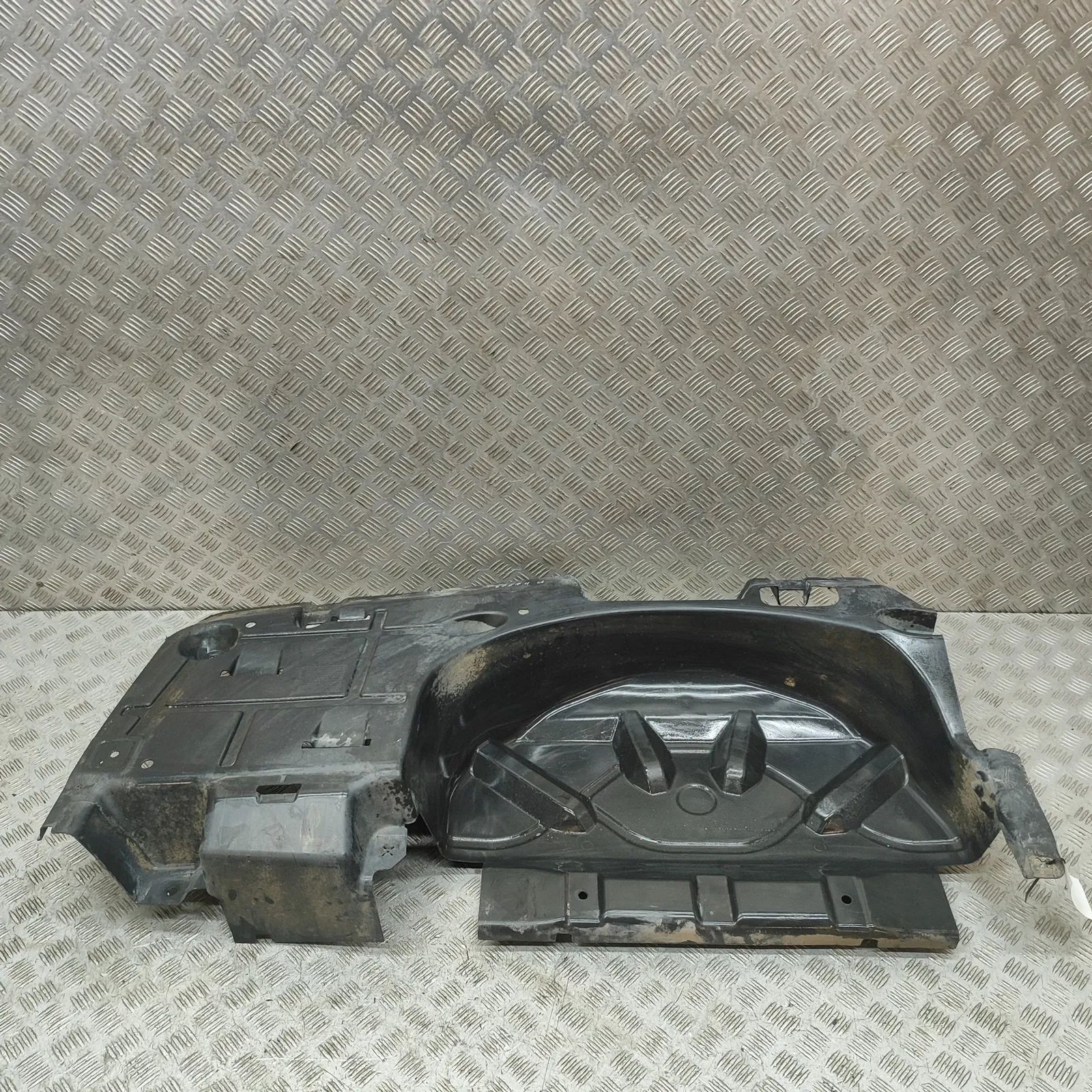 Volkswagen Transporter (T6, Caravelle, Multivan) Rear Middle Underbody Cover Rear Middle Underbody Cover — VW TRANSPORTER (V...
