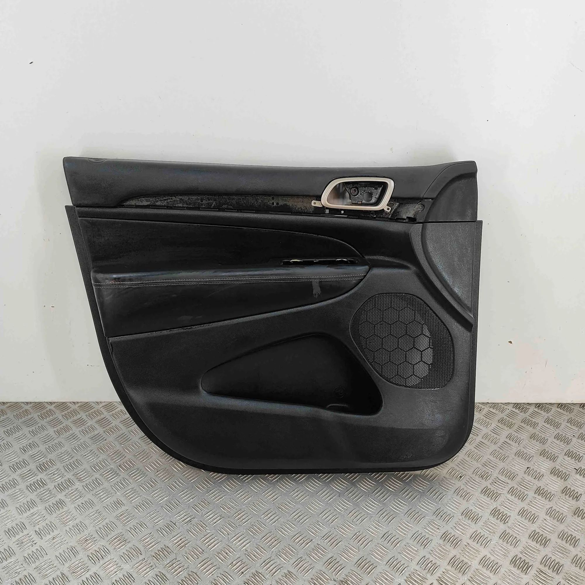 Jeep Grand Cherokee (WK) Front Left Door Panel Front Left Door Panel — JEEP GRAND CHEROKEE (IV...